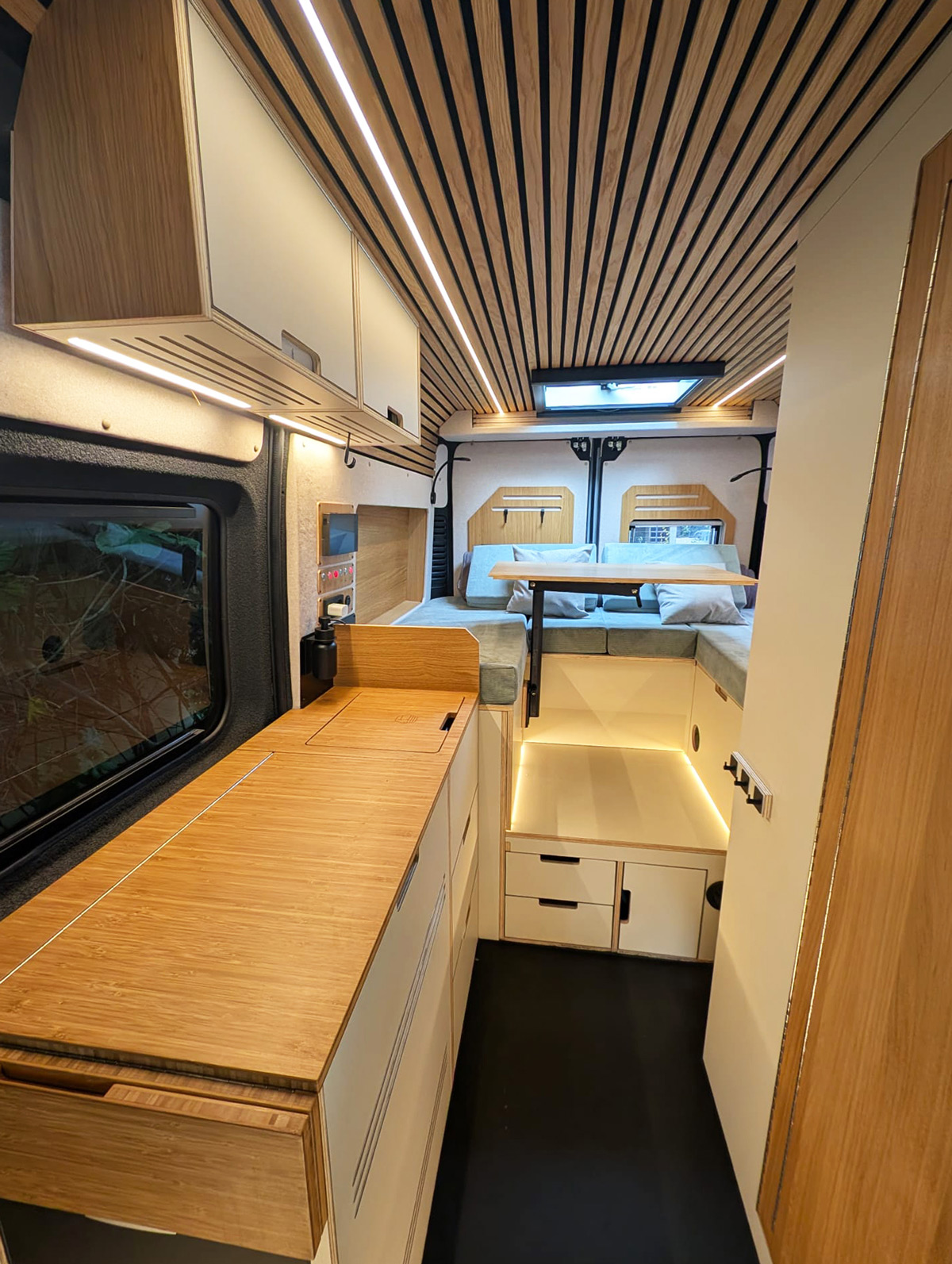 CMB4 X-Trail – 5,41 m Offroad-Camper: Längsschlafen, Bad & Sekretär auf 5,40 Meter!