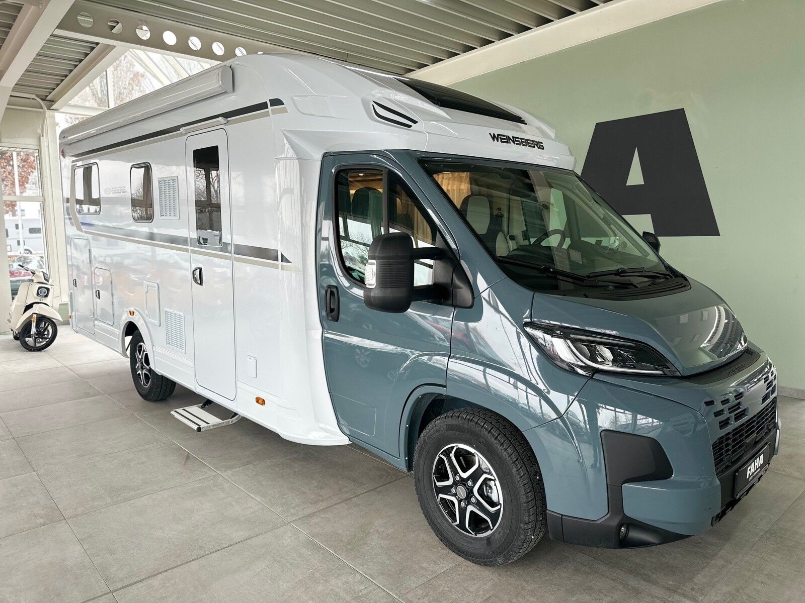 * **Modell 2025**\\* **Motor / Chassis:** Fiat Ducato \\* **Leistung:** 103 kW / 140 PS\\* **Getriebe:** Automatik\\* **zul. Gesamtgewicht:** 4000 kg\\* **Bett(en):** Hubbett, Einzelbetten\\* **Sitzgruppe:** Mittelsitzgruppe\\* **Polster:** Dusk\\* **H...