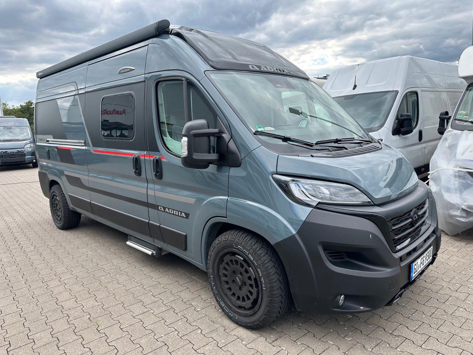 Finanzierung auch ohne Anzahlung!\\\\Gerne nehmen wir Ihr Fahrzeug in Zahlung\\\\Adria Twin Sports 600 SPB\\Motor Fiat Ducato 35 Maxi (Fiat Ducato) ,180 Multijet, ( 132kW, 180PS)\\Farbe 385 Lanzarote-Grau (Aufstelldach etwa RAL7004)\\Polster Arno\\Extr...