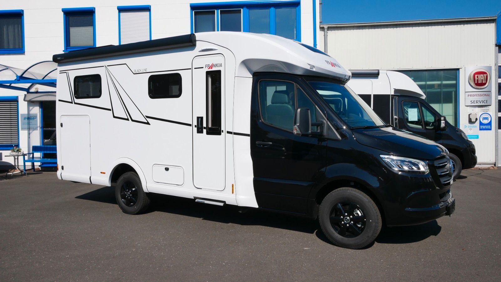 **Frankia NEO MT 7 GDK Sondermodell Black Line**\\**Neuwagen, lagernd, sofort verfügbar!!!**\\**\\gewählte Wohnwelt: NEO-Black-Line **(Teilleder Anthrazit und Microfaser Denver)\\\\**Serienausstattung Neo, aktuelle Modellreihe.**\\**\\FZ Gewicht leer *...