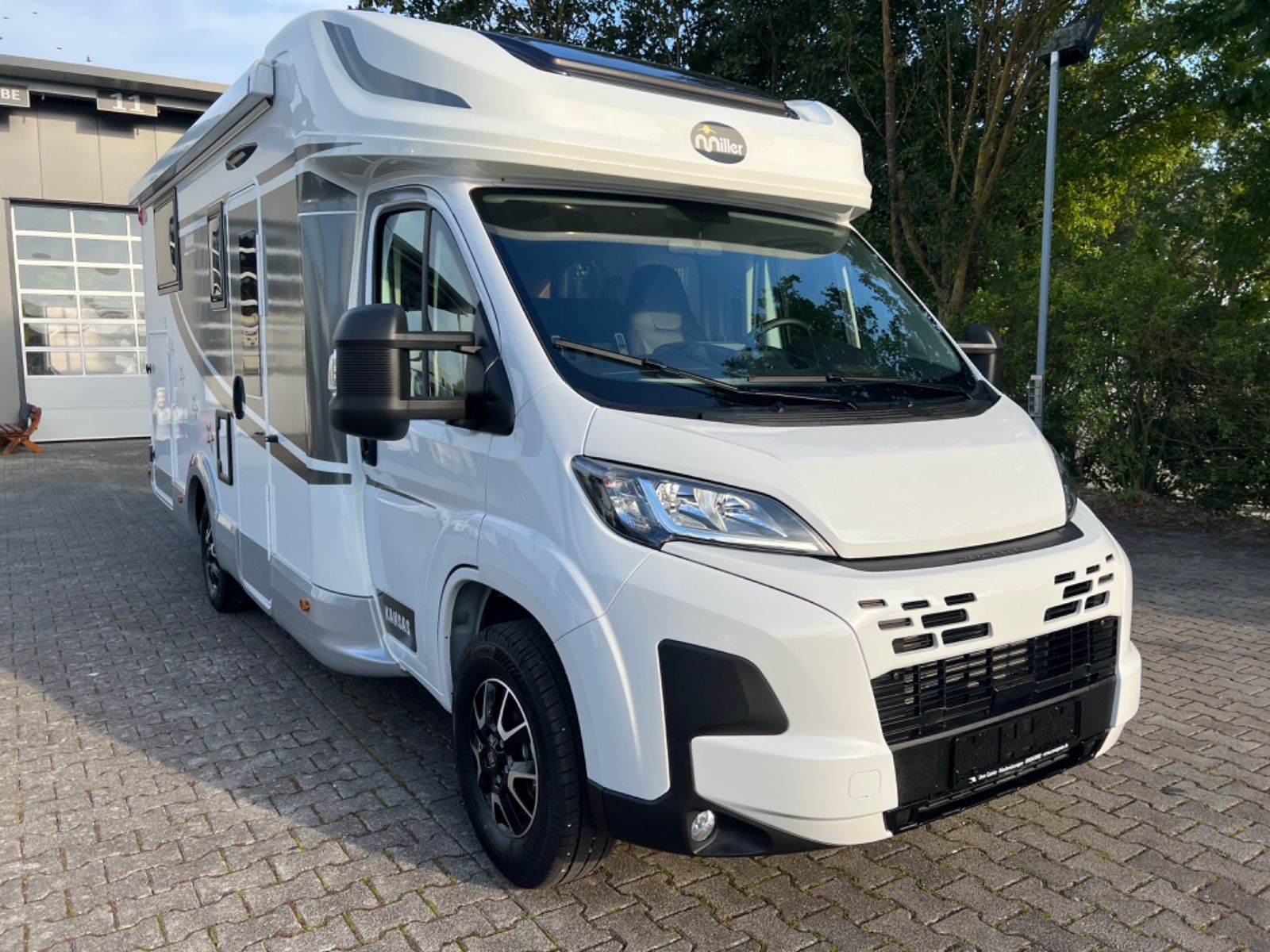 **Wohnmobil Miller Kansas Modell 2025 - 30 Jahre Edition **∗\\----**Miller – Qualität &amp; Wohnkomfort auf 4 Rädern.**\\\\Von New York bis nach Louisiana, mit den Reisemobilen der Trendmarke Miller können Sie diese Strecke mit gleichnamigen Wohnmobile...