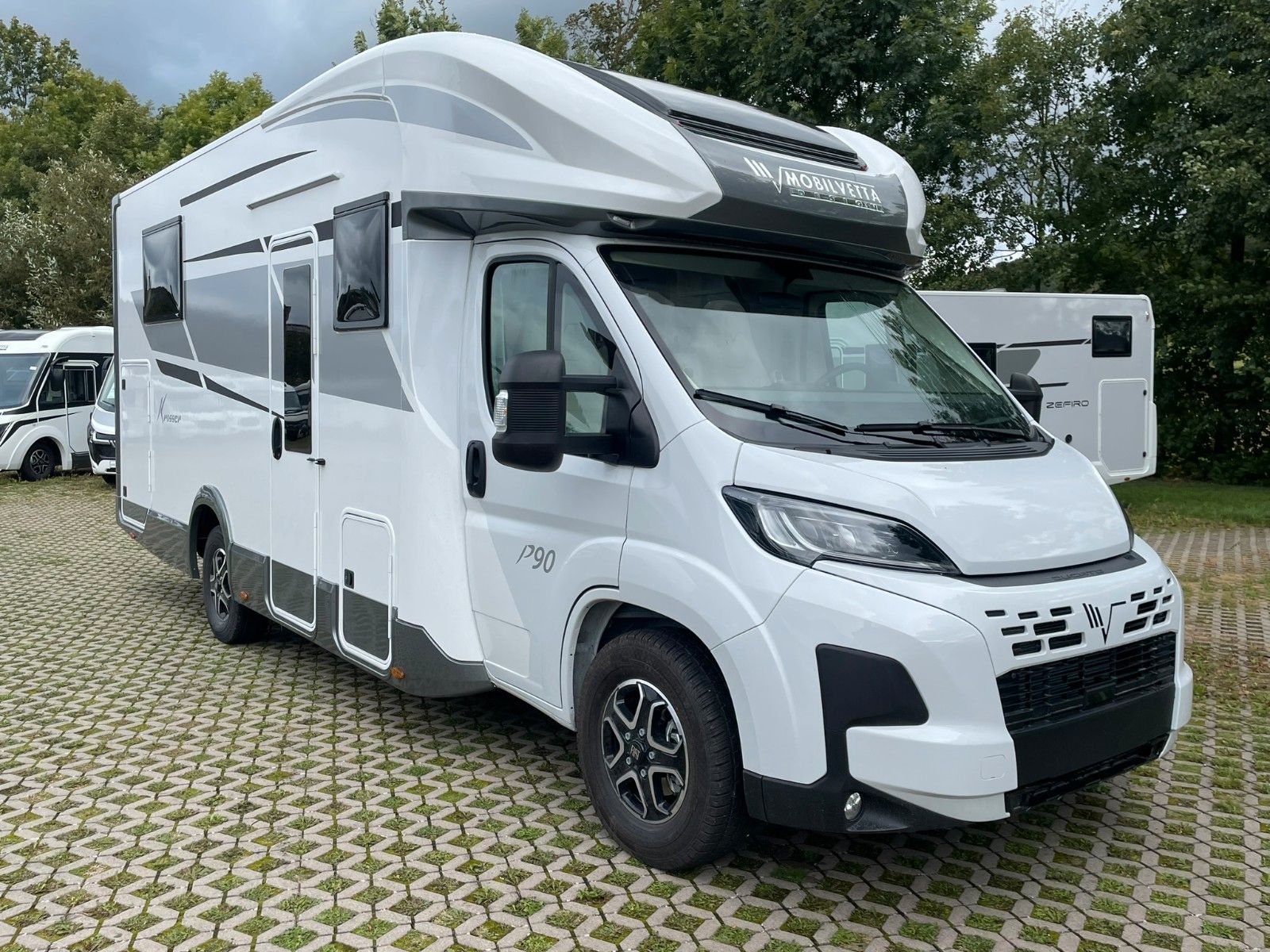 KROSSER P90NB\\Modell 2025 - 180PS AUTOMATIK\\4400Kg Heavy Chassis\\----* PAKET VISIO: Radio NAV 9"\\* PIONEER Apple CarPlay /Android Auto\\* Rückfahrkamera\\* PAKET MATIC:\\* Automatikgetriebe\\* 16"Alufelgen Modell 1LR schwarz glänzend mit ...