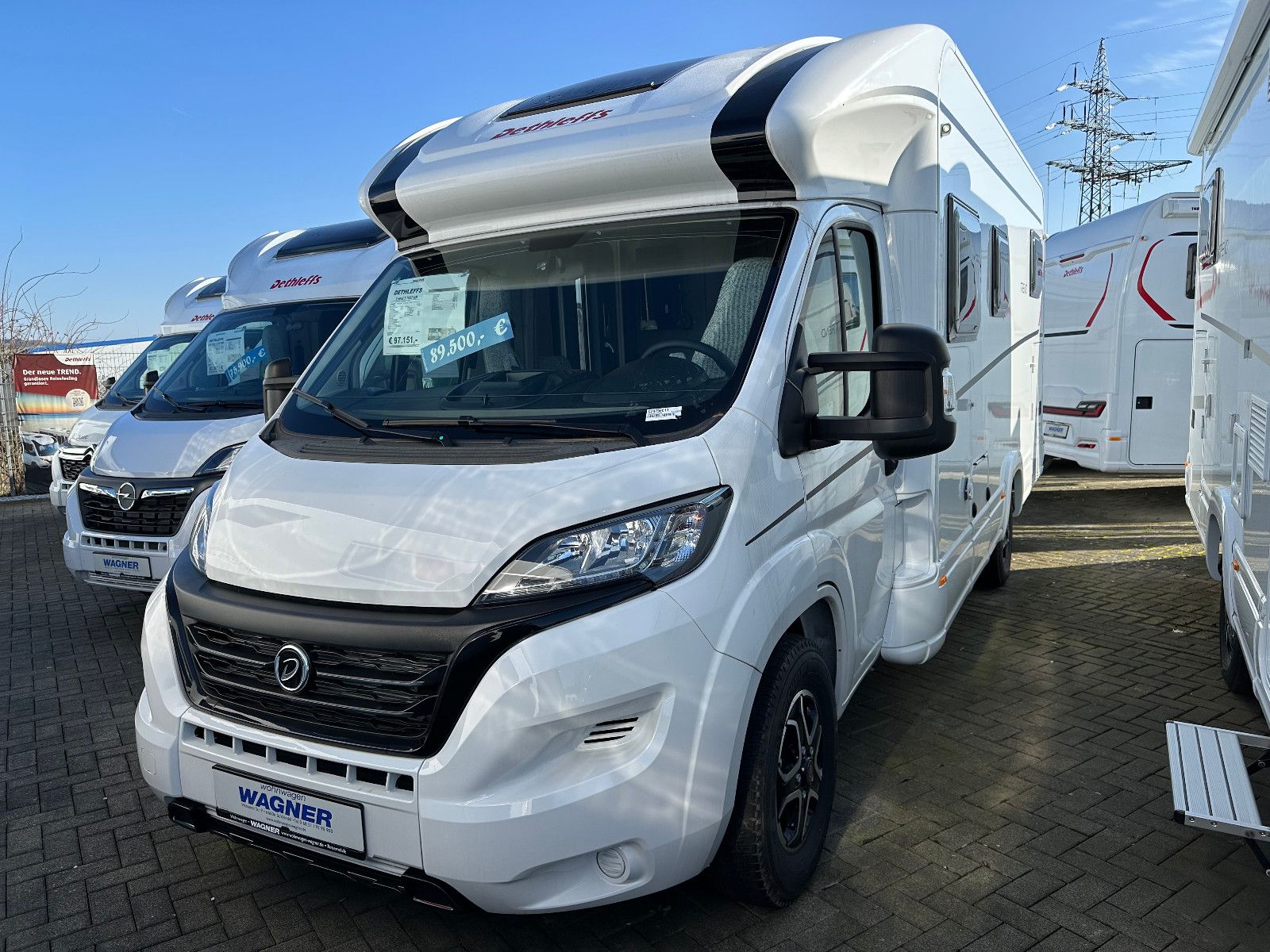 * **Motorvariante 140 PS **(inkl. 9G Automatikgetriebe, Light Chassis 3.499 KG)\\* **Wohnwelt Saros**\\* **Family Paket **(Wohnraumtür mit Fenster inkl. Verdunkelung und Zentralverriegelung , Verdunklungsjalousien im Fahrerhaus, Vorbereitung für Radios...