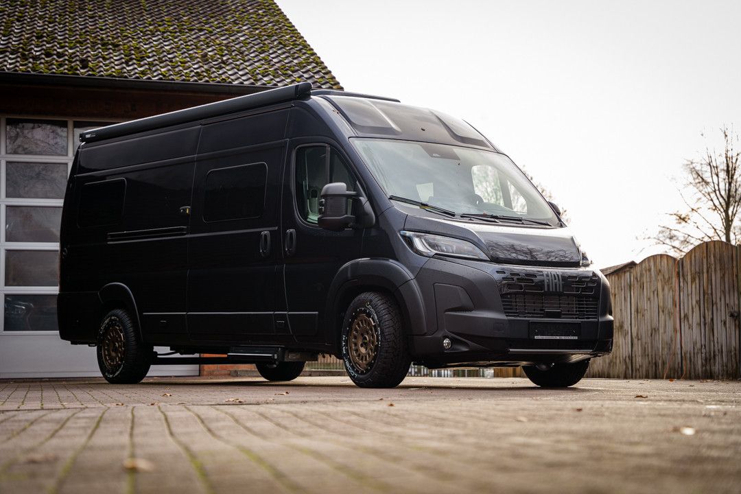 **Modelljahr:** 2025\\**Bezüge:** Pacco\\**Chassis:** Fiat\\----**SONDERAUSSTATTUNG**\\* Die Summe der Listenpreise ist 90.853 €, d.h. Sie sparen 7.000 €! \\* 3.5 Maxi - 180 PS - 8-Gang-Automatik\\* 16" Original Fiat Alufelgen\\* Schwarz met. (632...