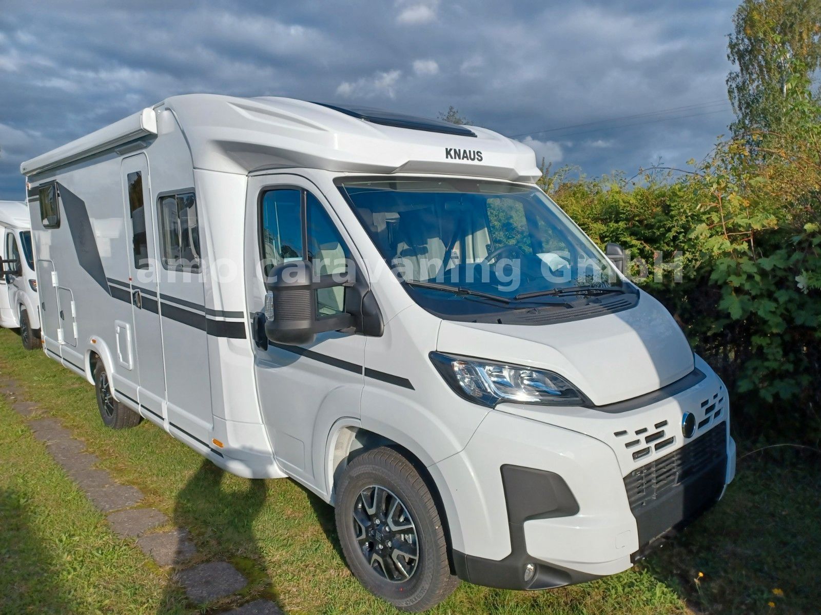 **Knaus Live I 700 MEG**\\mit umfangreicher Sonderausstattung\\**als "Platinum Selection"\\\\**zusätzliche Sonderausstattung:\\\\Aufbautür Premium mit Fenster und Doppelverriegelung\\Schiebefenster neben der Aufbautür\\Ausstellfenster im Heck...