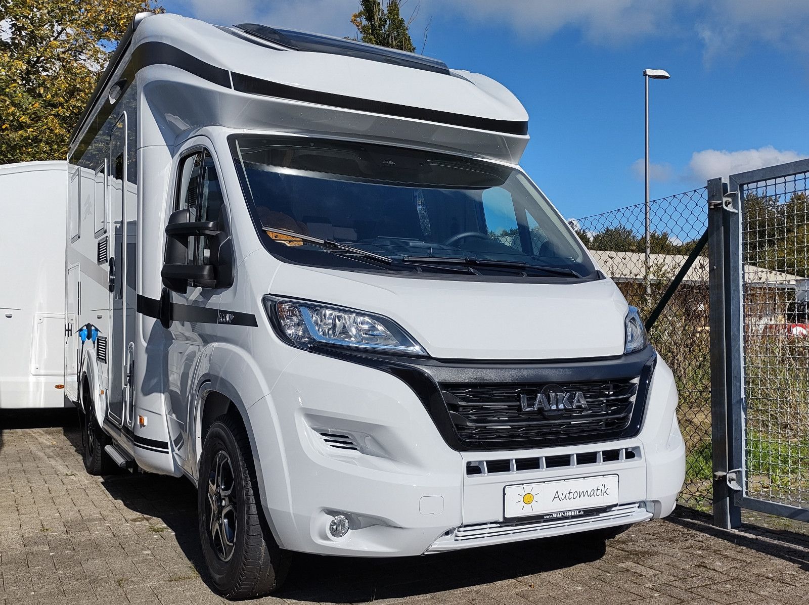 Aus unserer Vermietflotte: **Laika Ecovip L 2009** mit Einzelbetten (zum Doppelbett umbaubar) und Heckgarage - Modell 2024.\\\\Sonderausstattung:\\\\+ Chassis Paket\\\\+ Chassis Design Paket\\\\+ Multimedia Paket\\\\+ Komfort Paket\\\\+ Fahrassistenz P...