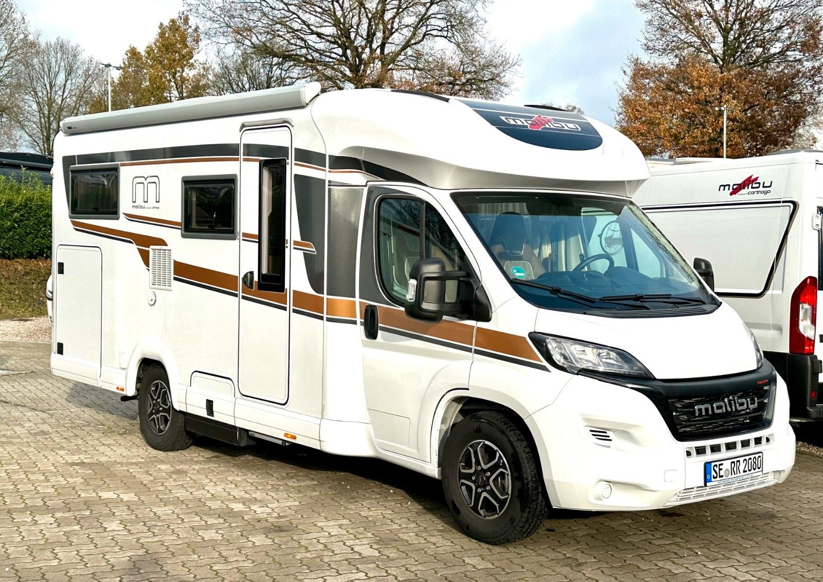 MW208/grün - #2X90088\\----**Reduziert! Von: € 106.900,-- auf: € 94.950,-- Sie sparen: € 11.950,--**----**Auf Fiat Ducato f40 heavy – 2,2l - 132kW/180PS**\\\\**Ausstattung:**\\* Motor 180 PS / 132 kW, Euro 6d Final, f40 heavy (zul. GG 4.250 kg), 9G-Wan...