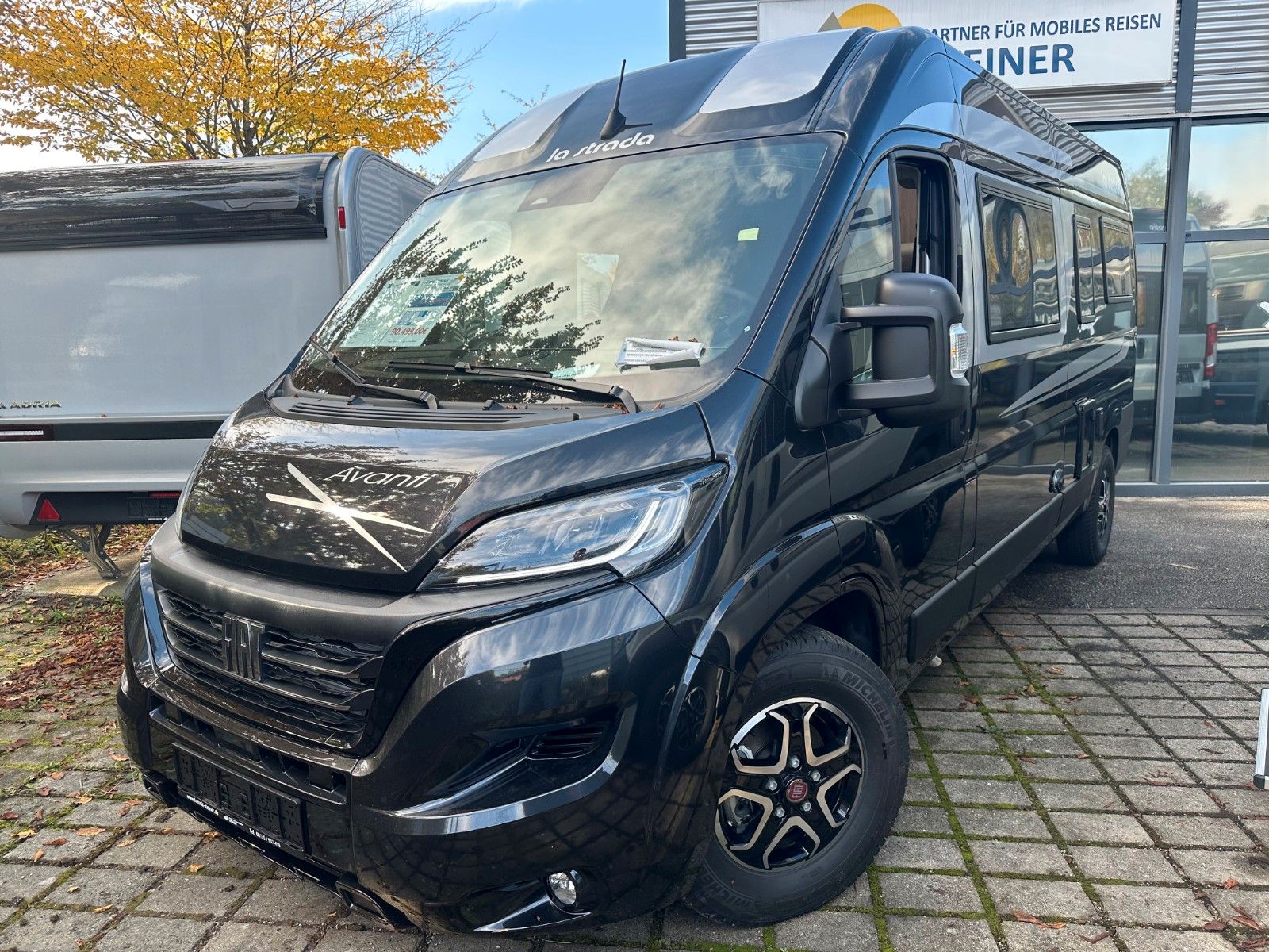 **2.2 l FIAT Multijet 103 kW/140 PS 9-Stufen-Automatik EURO6 E**----**Sonderausstattung:*** Stylepaket 2 black\\* Lackierung: schwarz metallic\\* Technikpaket 1\\* Technikpaket 2\\* Technikpaket 3\\* Lackierter Stoßfänger vorne\\* Klappen mattweiß soft...