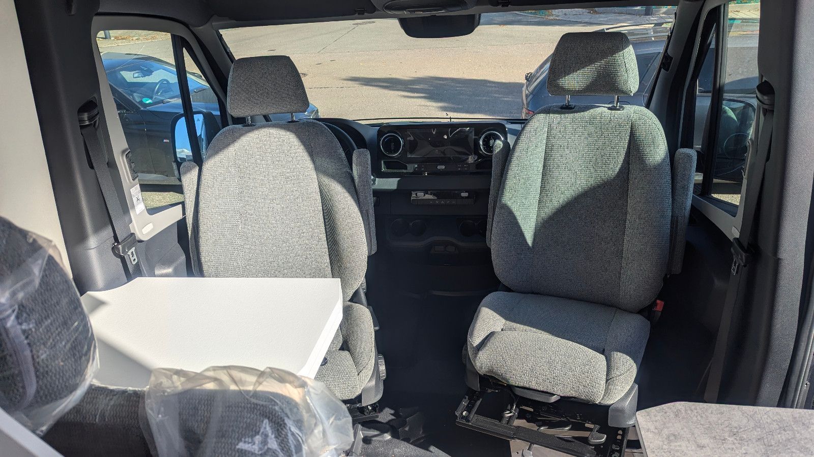 **Ausstattung:*** Abgedunkelte Scheiben\\* Lederlenkrad\\* Lichtsensor\\* Multifunktionslenkrad\\* Navigationssystem\\* Regensensor\\* Servolenkung\\* Zentralverriegelung\\\\**Geschwindigkeitsregulierung:*** Tempomat\\\\**Klimatisierung:*** Klimaanlage...