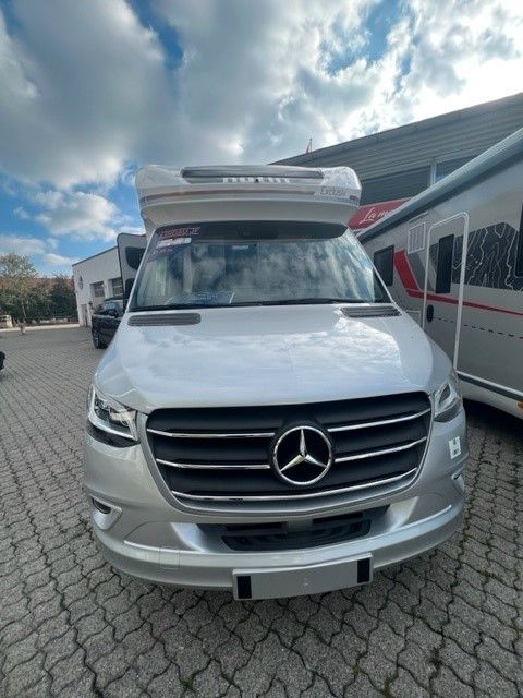 **Lindau Pack Exclusiv Porteur MY25 **- Fahrzeugkabine und Stoßstange vorne\\- in Metallic-Grau\\- Verchromter Kühlergrill\\- 17" Alufelgen "Mercedes"\\- Spezifische Stoßdämpfer\\- Stabilisierung Stufe 3\\- FULL-LED Scheinwerfer\\- Vorde...