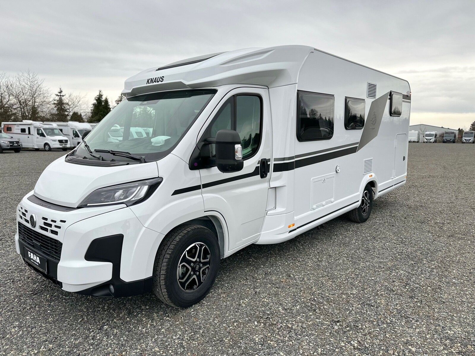 * **Modell 2025**\\* **Motor / Chassis:** Fiat Ducato \\* **Leistung:** 132 kW / 180 PS\\* **Getriebe:** Automatik\\* **zul. Gesamtgewicht:** 4000 kg\\* **Bett(en):** Einzelbetten\\* **Polster:** Active Rock\\* **Holzdekor:** Modern Oak / Samoa Dark\\\...