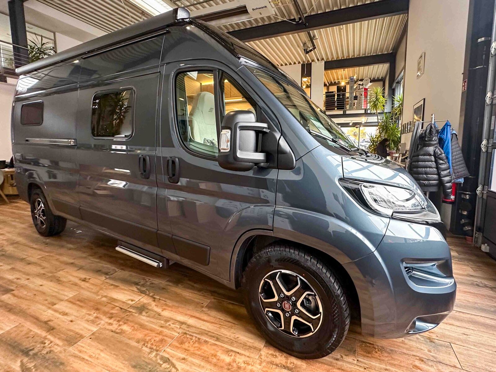 * **Modell 2024**\\* **Motor / Chassis:** Fiat Ducato \\* **Leistung:** 103 kW / 140 PS\\* **Getriebe:** Automatik\\* **zul. Gesamtgewicht:** 3500 kg\\* **Bett(en):** Einzelbetten\\* **Sitzgruppe:** Seitensitzgruppe\\* **Polster:** Marquis\\* **Holzdek...