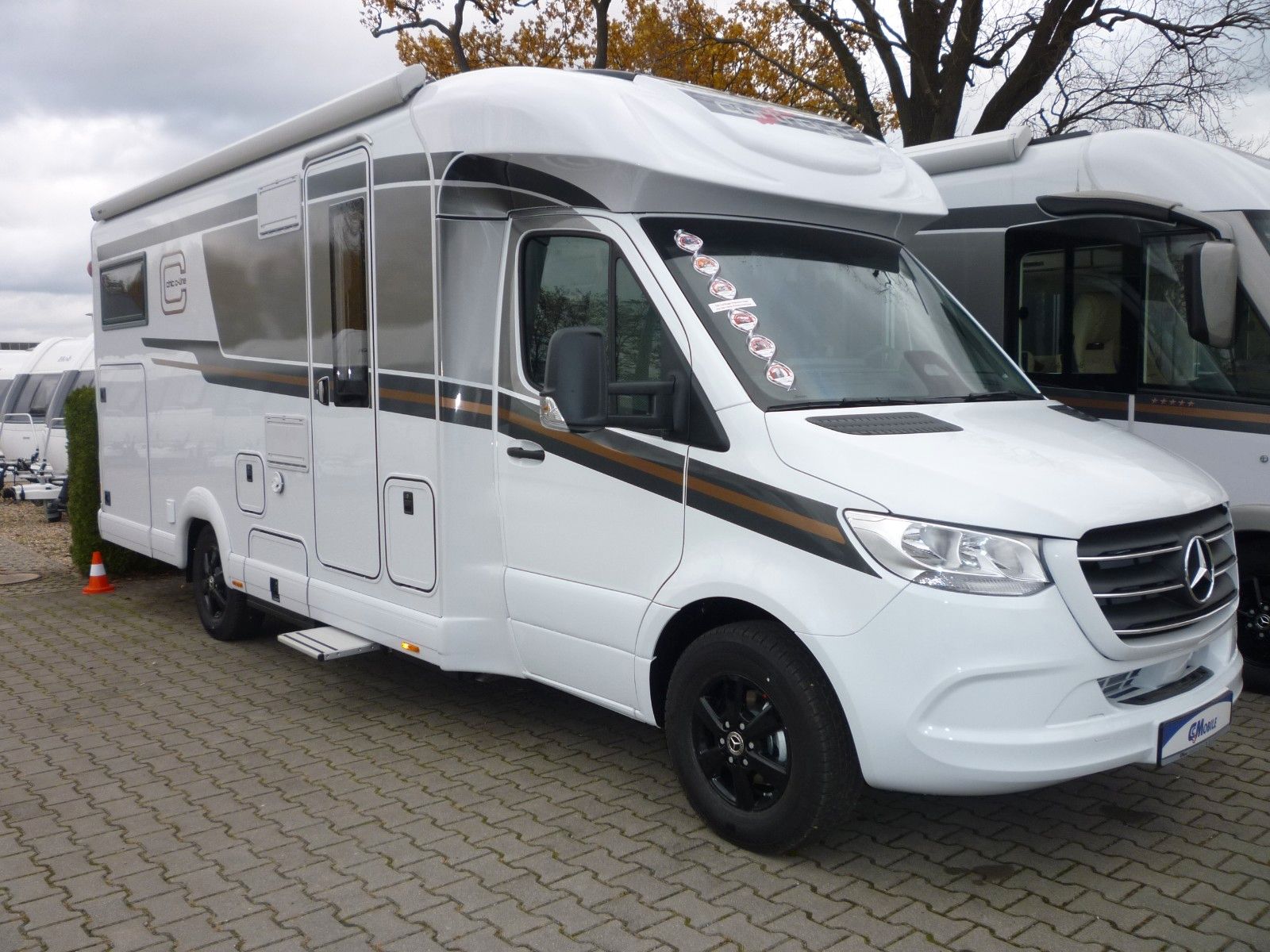 Luxus der Extraklasse Modell 2025 Listenneupreis € 159.450.-\\\\**Ausstattung**\\**Chassis-Plus Paket Mercedes\\**Motor 170 PS Euro VI E\\16 Zoll Alufelgen mit Gazjahresreifen\\Vollautomatische Klimaanlage THERMOTRONC\\Automatikgetriebe 9G-Tronic incl....