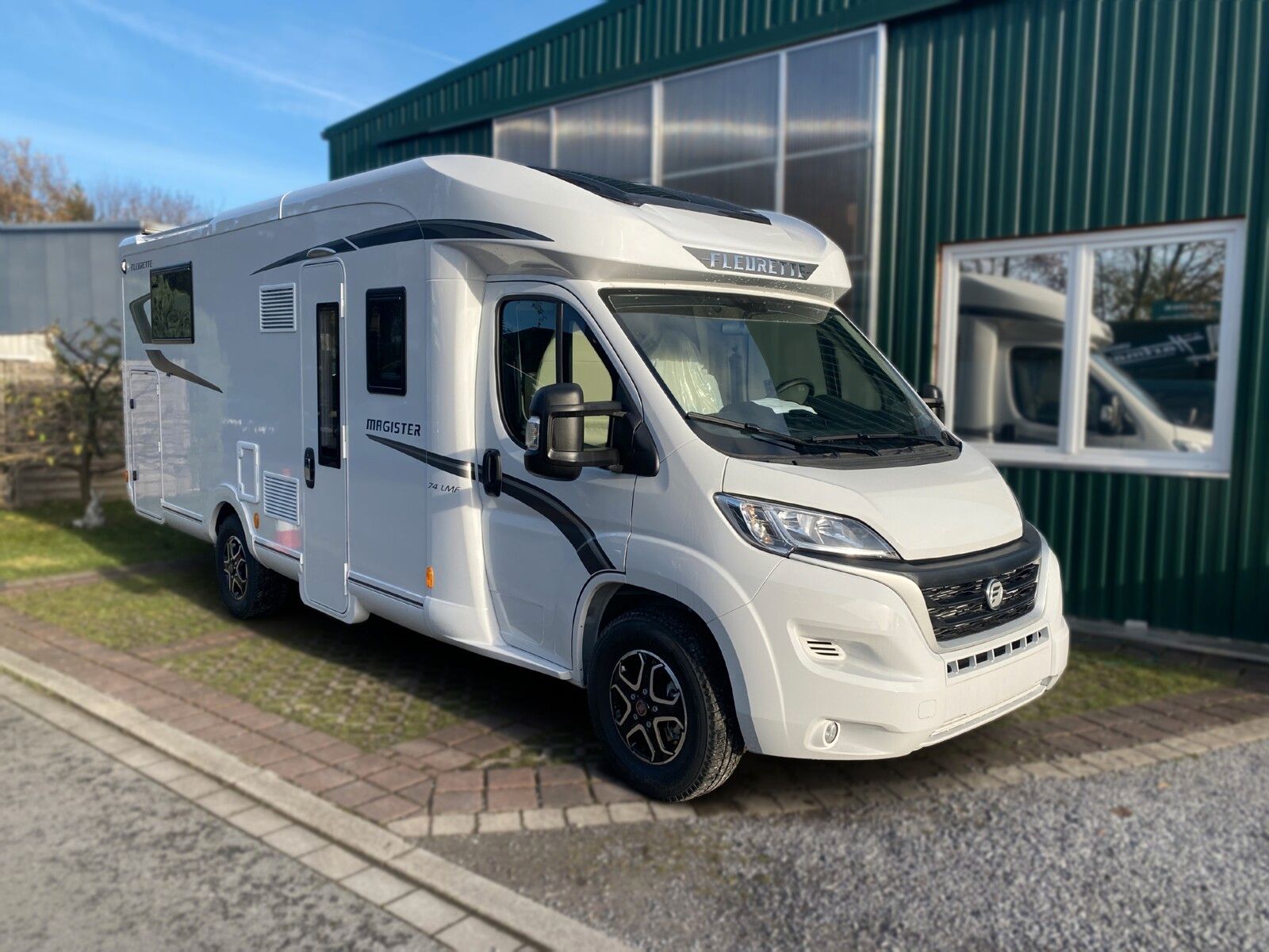 * **Modell 2024**\\* **Motor / Chassis:** Fiat Ducato 2,2 l MultiJet\\* **Leistung:** 103 kW / 140 PS\\* **Getriebe:** Automatik\\* **zul. Gesamtgewicht:** 3500 kg\\* **Bett(en):** Kingsizebett\\* **Polster:** Beige/Etna\\* **Holzdekor:** Nussbaum\\\\\...