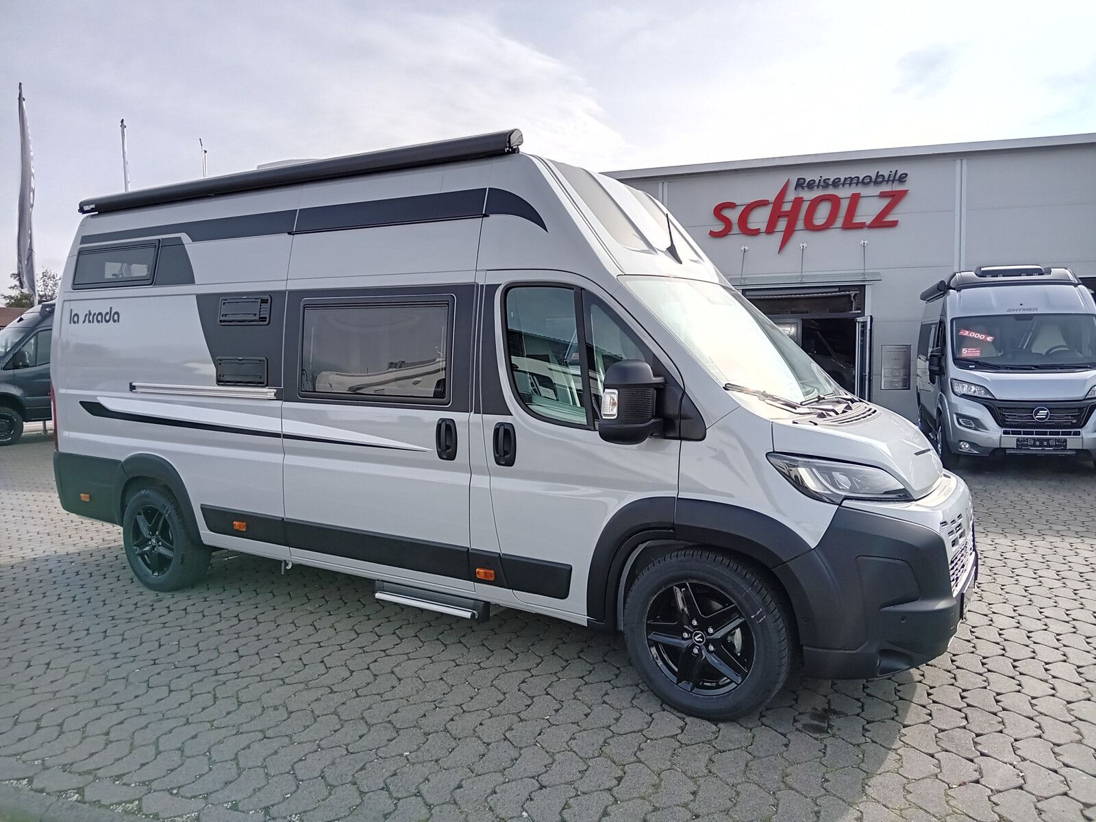* **Modell 2025**\\* **Motor / Chassis:** Fiat Ducato 2,2 l MultiJet\\* **Leistung:** 132 kW / 180 PS\\* **Getriebe:** Automatik\\* **zul. Gesamtgewicht:** 4250 kg\\* **Bett(en):** Einzelbetten\\* **Sitzgruppe:** Seitensitzgruppe\\* **Polster:** Kubico...