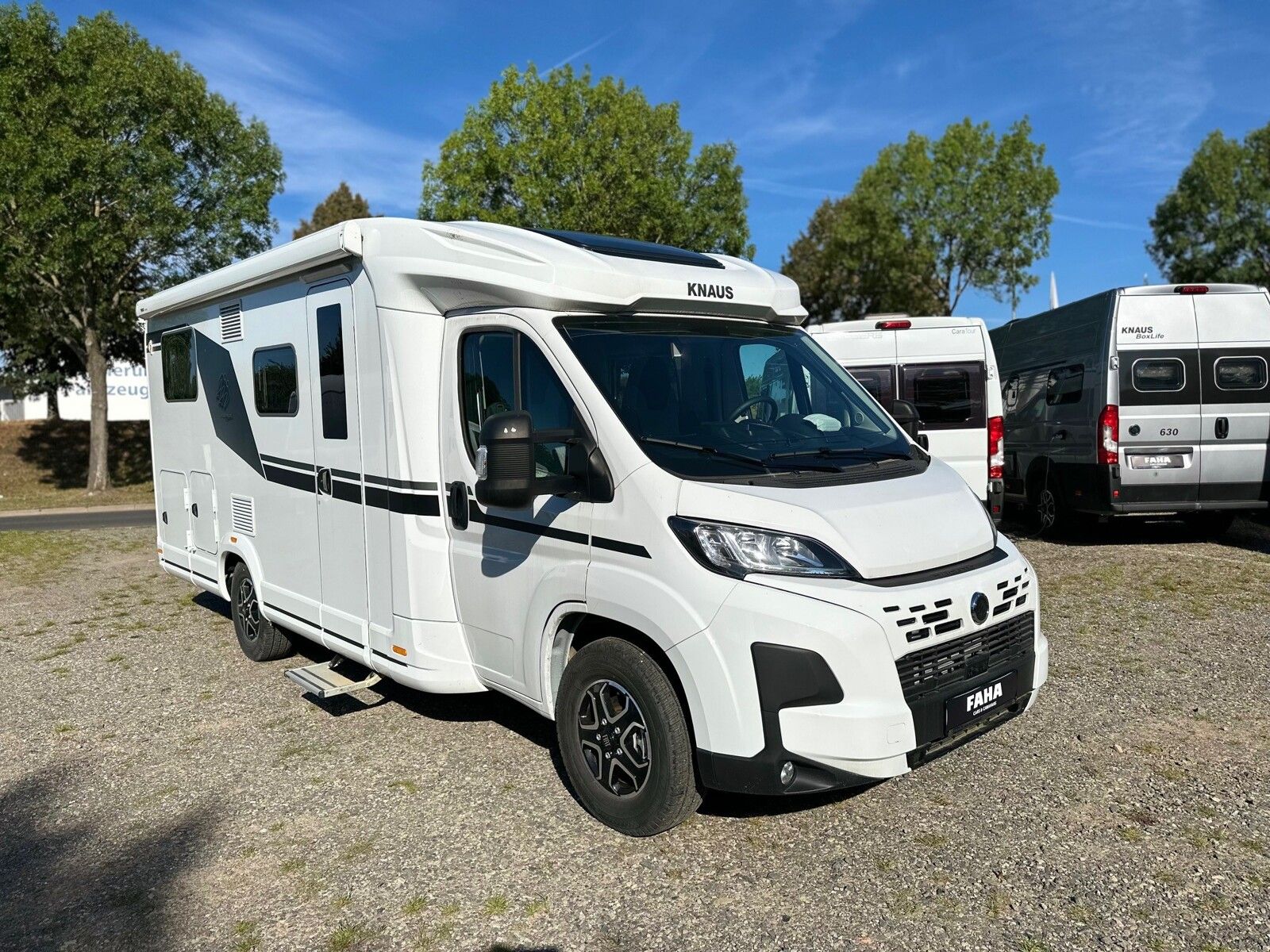 * **Modell 2025**\\* **Motor / Chassis:** Fiat Ducato \\* **Leistung:** 103 kW / 140 PS\\* **Getriebe:** Automatik\\* **zul. Gesamtgewicht:** 3500 kg\\* **Bett(en):** Einzelbetten\\* **Sitzgruppe:** L-sitzgruppe\\* **Polster:** NATURAL STONE PLATINUM S...