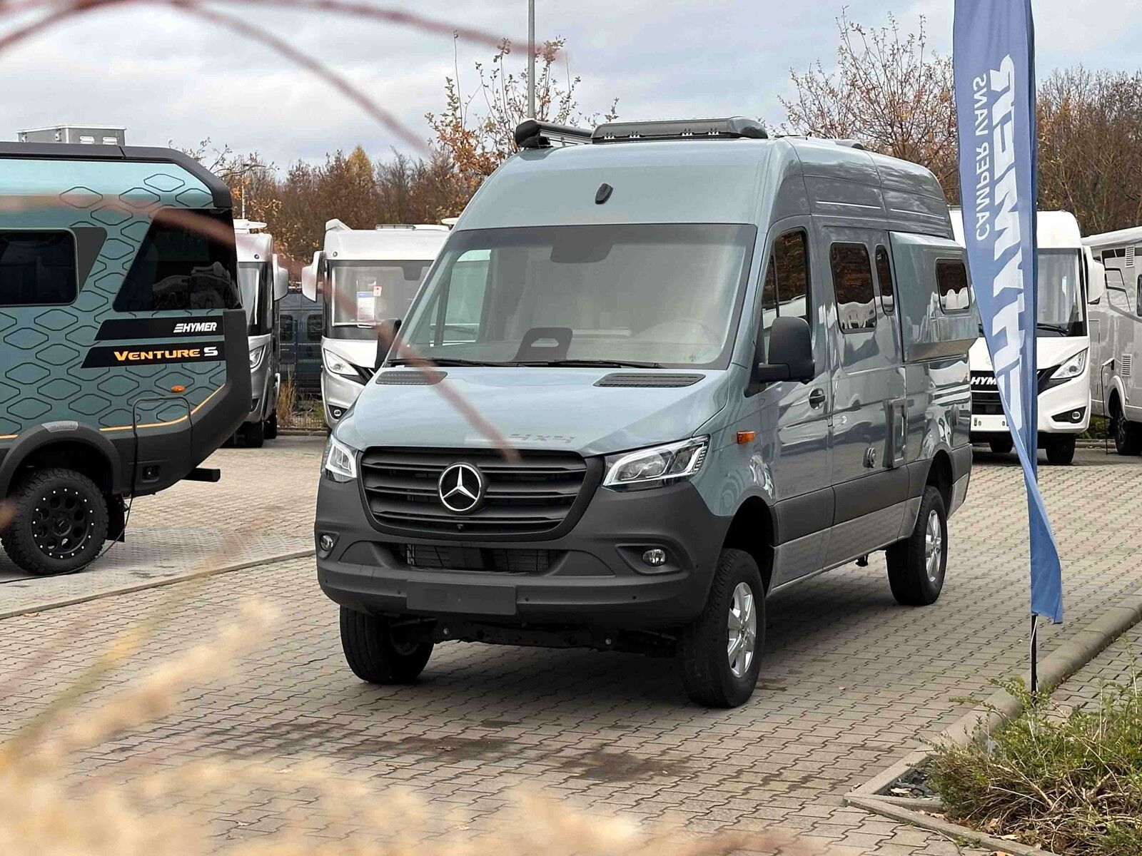 * **Modell 2025**\\* **Motor / Chassis:** Mercedes Sprinter 319 CDI\\* **Leistung:** 140 kW / 190 PS\\* **Getriebe:** Automatik\\* **zul. Gesamtgewicht:** 3880 kg\\* **Bett(en):** Doppelbett\\* **Polster:** Gomera\\* **Holzdekor:** Pearl Grey\\\\\\----...