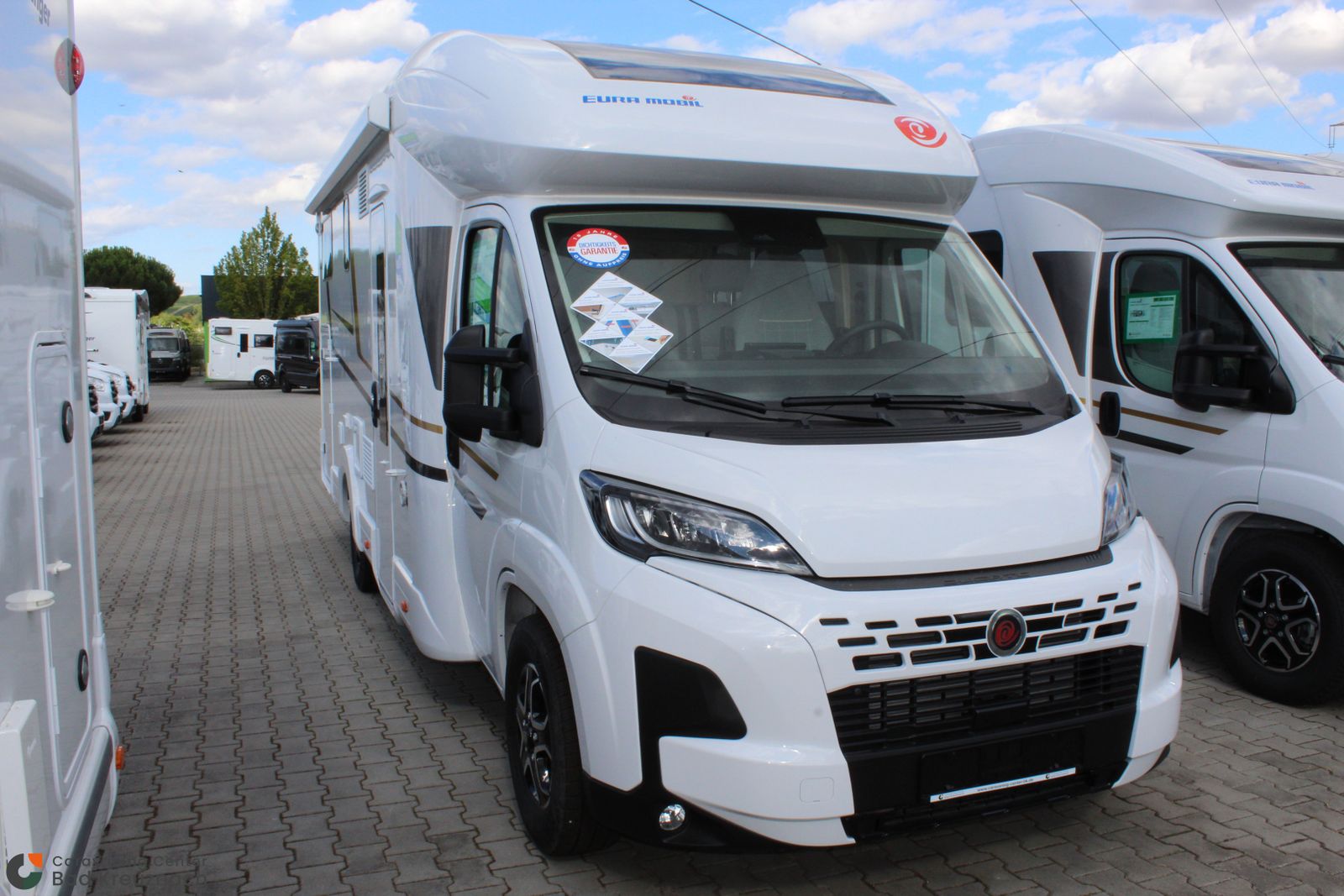 **Modelljahr:** 2025\\**Bezüge:** Polsterstoff  \\**Chassis:** Fiat\\**Motor:** 2,2 L\\----**SONDERAUSSTATTUNG**\\* Mondial-Paket Profila RS (1): elektrische Parkbremse, Captain-Chair-Sitze, Traction Plus inkl. Hill-Descent-Control, Lenkradbedienelemen...