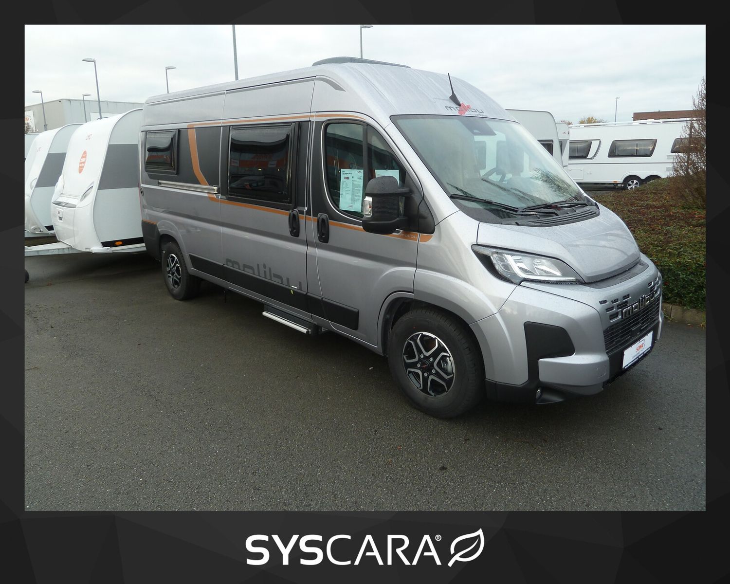 * **Modell 2025**\\* **Motor / Chassis:** Fiat Ducato 2,2 l MultiJet 3\\* **Leistung:** 103 kW / 140 PS\\* **Getriebe:** Automatik\\* **zul. Gesamtgewicht:** 3500 kg\\* **Bett(en):** Einzelbetten\\* **Polster:** London Stoff Kombination\\* **Holzdekor:...