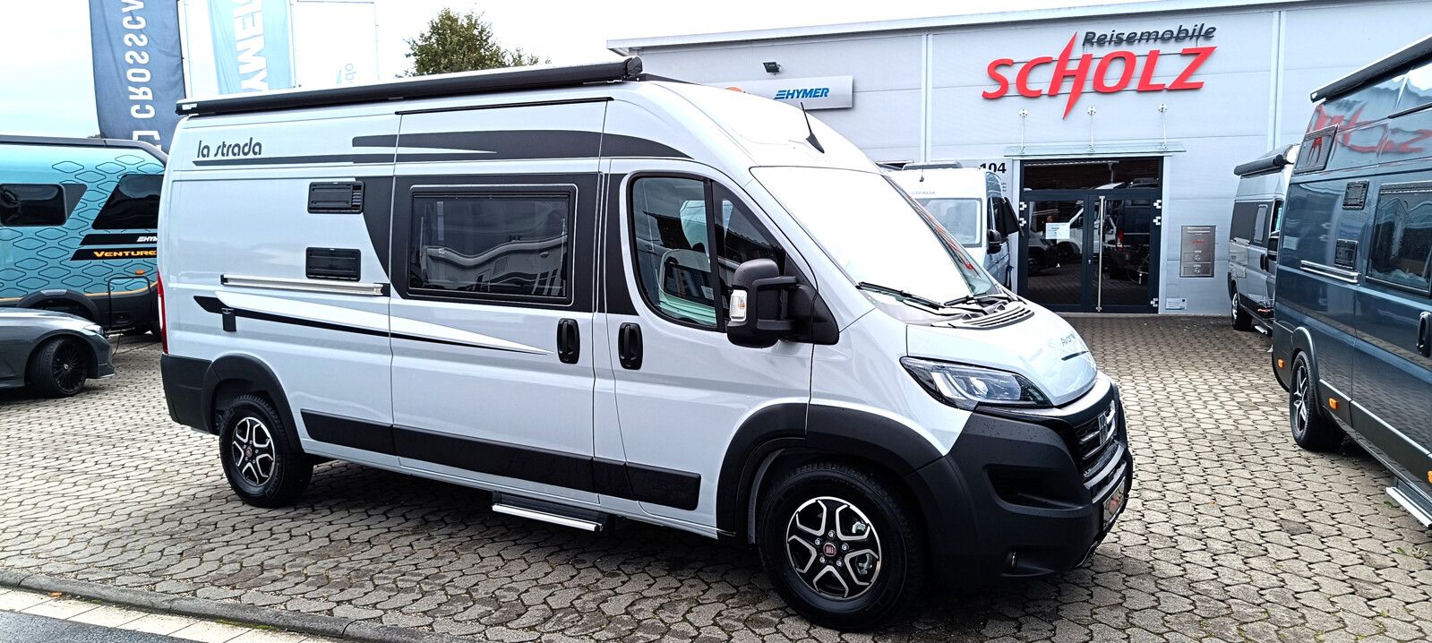 * **Modell 2024**\\* **Motor / Chassis:** Fiat Ducato 2,2 l MultiJet\\* **Leistung:** 132 kW / 180 PS\\* **Getriebe:** Automatik\\* **zul. Gesamtgewicht:** 3500 kg\\* **Bett(en):** Doppelbett\\* **Sitzgruppe:** Mittelsitzgruppe\\* **Polster:** Teillede...