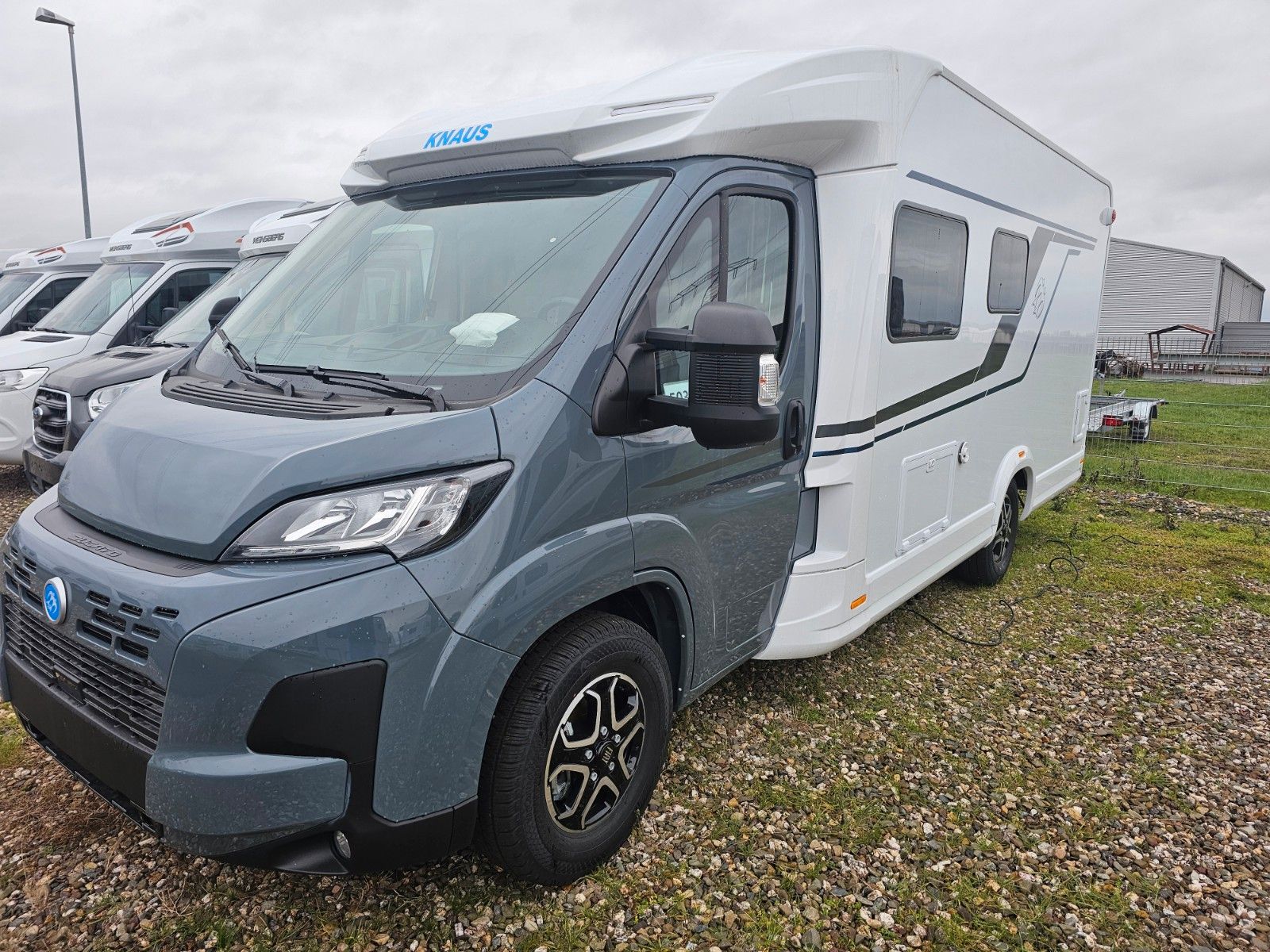 **Modelljahr:** 2025\\**Grundriss:** Franz. Bett und Hubbett\\**Bezüge:** ACTIVE ROCK\\**Chassis:** Fiat\\**Antrieb:** Vorderradantrieb\\----**SONDERAUSSTATTUNG**\\* Einstiegstufe elektrisch\\* Rahmenfenster SEITZ S7\\* LED-SCHEINWERFER\\* Aufbautuer: ...