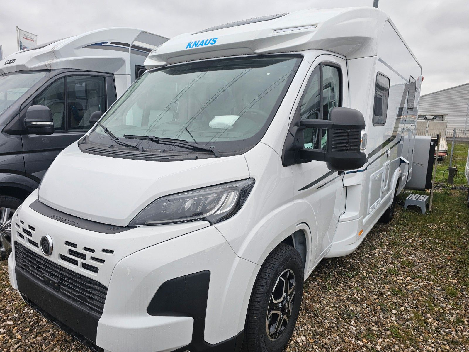 **Modelljahr:** 2025\\**Grundriss:** Einzelbetten\\**Bezüge:** BLUE MARINE\\**Chassis:** Fiat\\**Antrieb:** Vorderradantrieb\\----**SONDERAUSSTATTUNG**\\* Einstiegstufe elektrisch\\* MIT EXTRA HUBBETT ! ! ! ! \\* Ausstellfenster Hutze, mit Insektenschu...