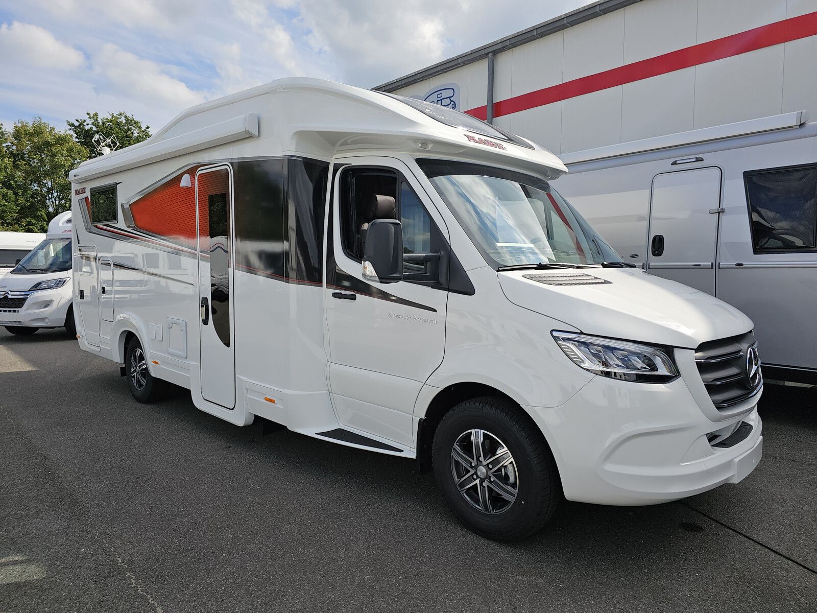 * **Modell 2023**\\* **Motor / Chassis:** Mercedes Sprinter 2,0 L\\* **Leistung:** 125 kW / 170 PS\\* **Getriebe:** Automatik\\* **zul. Gesamtgewicht:** 4500 kg\\* **Bett(en):** Hubbett, Einzelbetten\\* **Sitzgruppe:** Seitensitzgruppe\\* **Polster:** ...