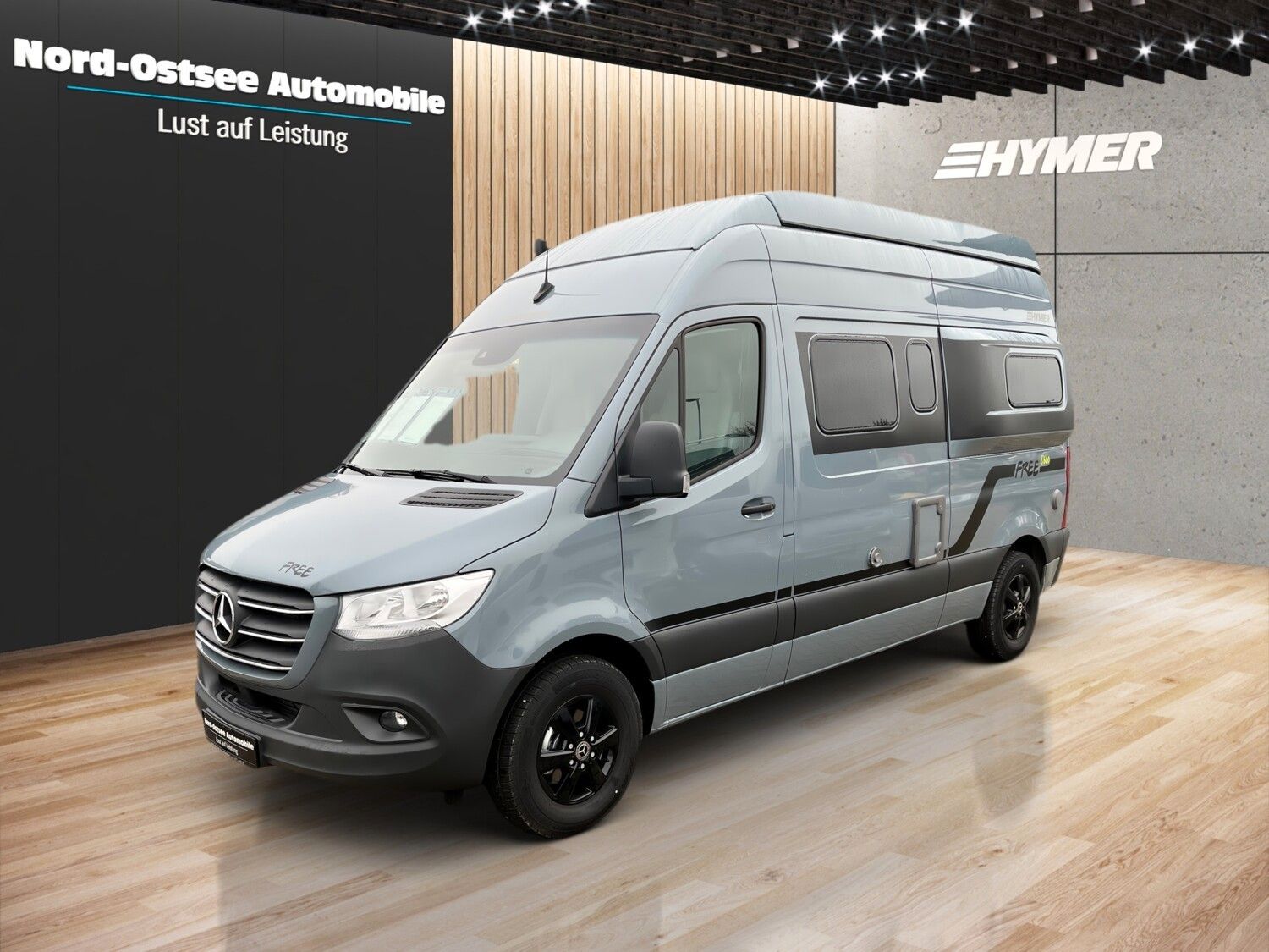 **Fahrzeugnummer: 2700391**\\\\**Möbeldekor: GrandOak Campus\\Postervariante: Jandia**----* Free S Campus\\* Lederlenkrad (bei Automatikgetriebe)\\* MBUX 10,25" Multimedia System inkl. Navigation mit Lenkrad-Multifunktionstasten, DAB+, Touchscreen...