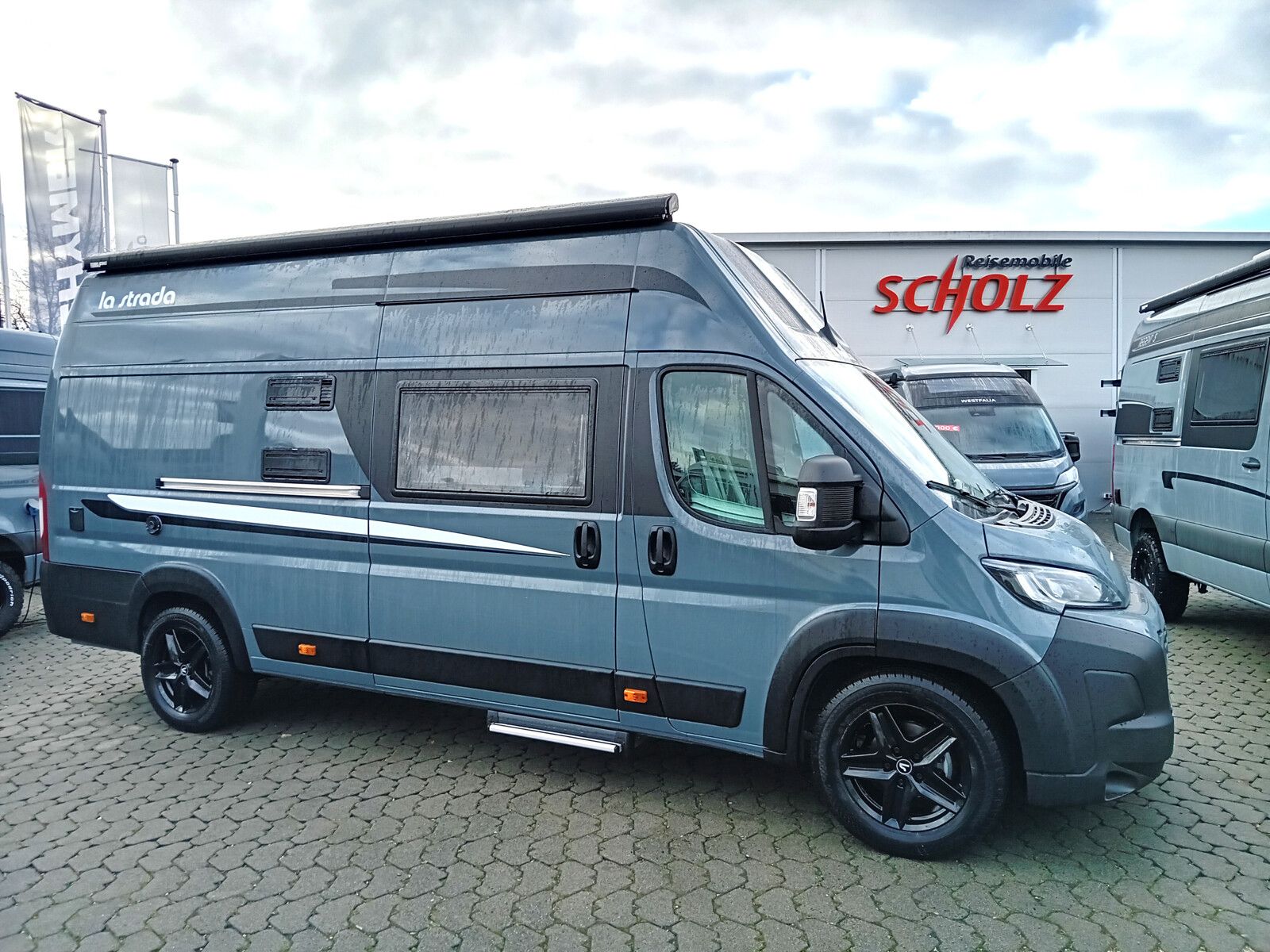 * **Modell 2025**\\* **Motor / Chassis:** Fiat Ducato 2,2 l MultiJet\\* **Leistung:** 132 kW / 180 PS\\* **Getriebe:** Automatik\\* **zul. Gesamtgewicht:** 4250 kg\\* **Bett(en):** Doppelbett, Hubbett\\* **Sitzgruppe:** Mittelsitzgruppe\\* **Polster:**...