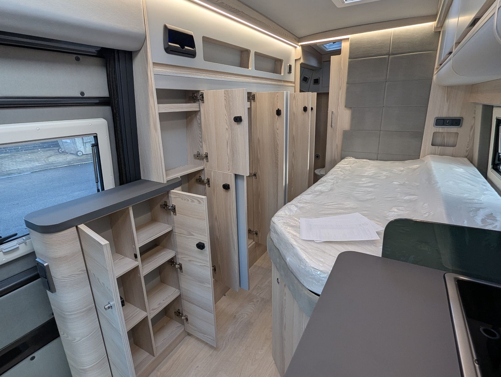 Das Affinity Duo M ist ein Modell für Menschen, die Wert auf Unabhängigkeit legen. Das Modell hat einen doppelten Boden, alle Wassertanks befinden sich im Inneren des Fahrzeugs und ist somit auch vollständig für den Winterbetrieb geeignet. Zusätzlich z...