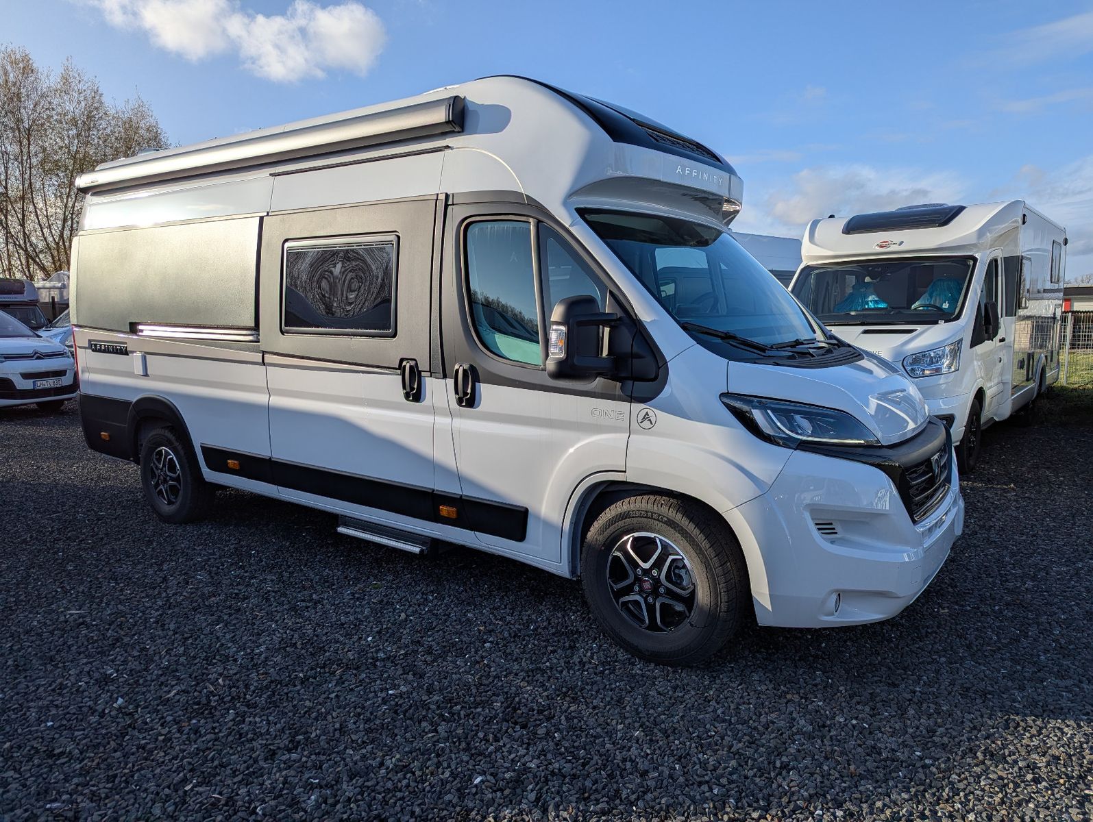 Der Affinity Camper Van verfügt über einen komfortablen Wohnraum für bis zu vier Personen. Die Möglichkeit der flexiblen Konfiguration erlaubt es, das Fahrzeug an verschiedene Bedürfnisse der Benutzer anzupassen, von zwei Reisenden bis hin zu einer vie...