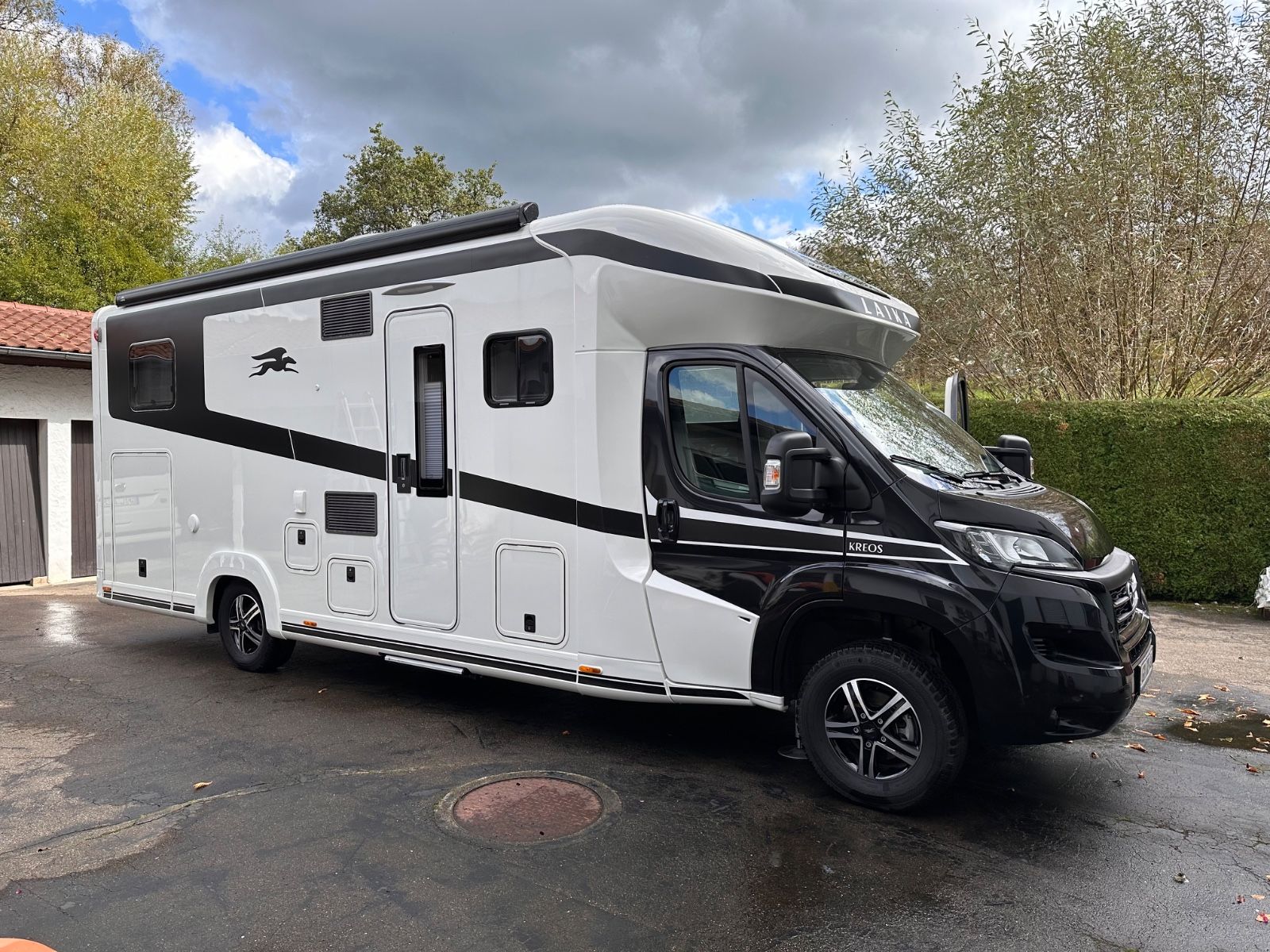 Sonderausstattung:

    Luftfeder Hinterachse (zulässiges Gesamtgewicht 4800kg)
    Fiat 180 PS Euro 6d-Final
    Automatikgetriebe
    Kraftstofftank 90 Liter
    Dach Klimaanlage

    Hubbett, elektrisch, über der sitzgruppe
    Bettenumbau Einzelbet...