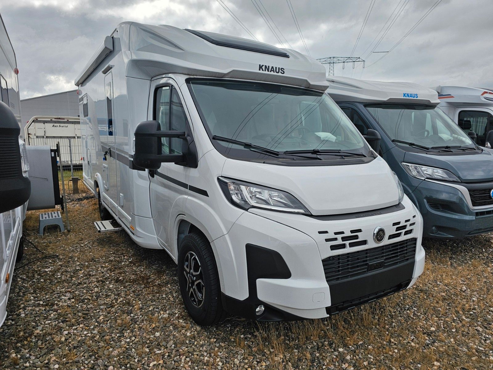 **Modelljahr:** 2025\\**Chassis:** FIAT\\HUBBETT\\----**SONDERAUSSTATTUNG\\**HUBBETT\\* Einstiegstufe elektrisch\\* Ausstellfenster 70 x 40 cm (Heck links)\\* Rahmenfenster SEITZ S7\\* Maximale Traglast der Heckgarage: 250 kg\\* Fahrradtraeger fuer 3 R...