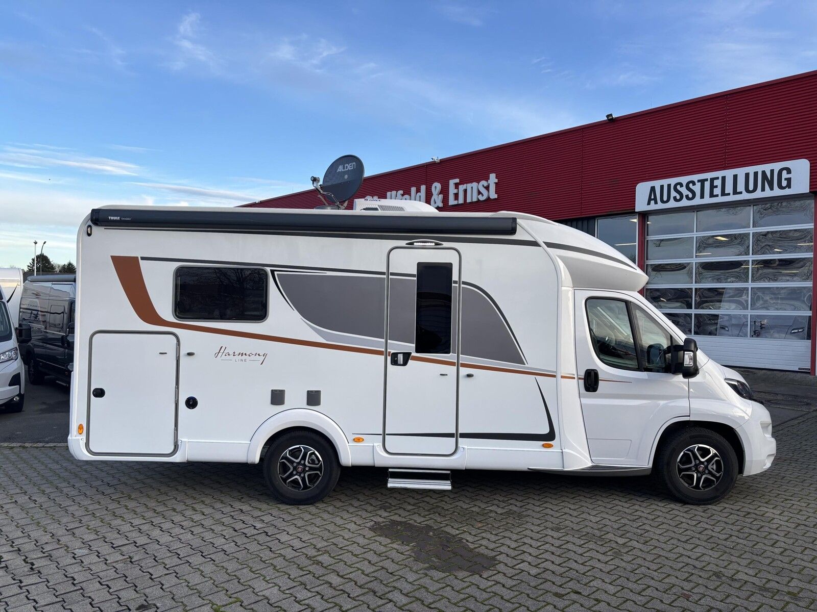 Unseren kompletten Fahrzeugbestand finden Sie unter :\\\\https://stellfeld-ernst.de/Freizeitfahrzeuge/Verkauf/Wohnmobil-kaufen/#vehicles-type~Reisemobil\\\\----* **Motor / Chassis:** Fiat Ducato 2.2 Multijet 3\\* **Leistung:** 103 kW / 140 PS\\* **Getr...