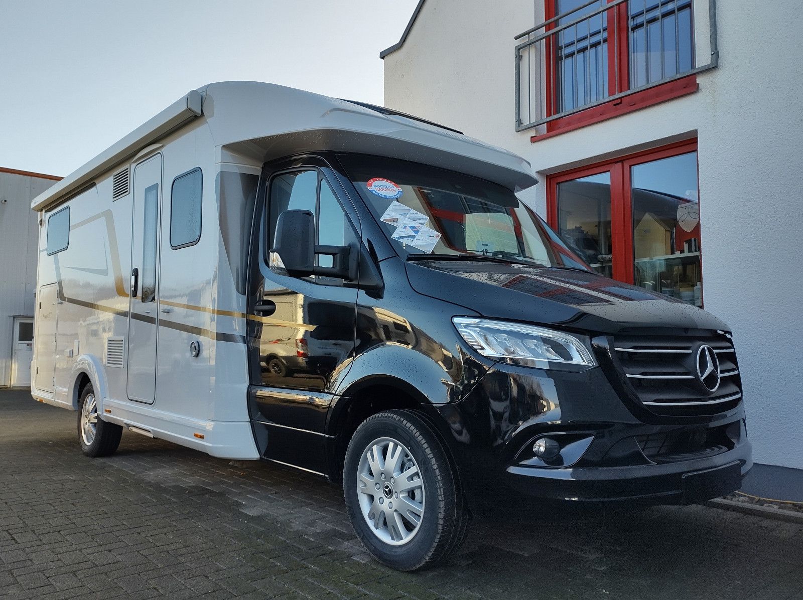 Aus unserer Vermietflotte: **Eura Mobil Profila T 726 EF** mit Einzelbetten, Heckgarage und Seitensitzgruppe ("Face-to-Face")\\\\Sonderausstattung:\\\\+ Mondial Paket > u.a. inklusive\\\\* Elektrische Außenspiegel\\* Captain-Chair-Sitze\\*...