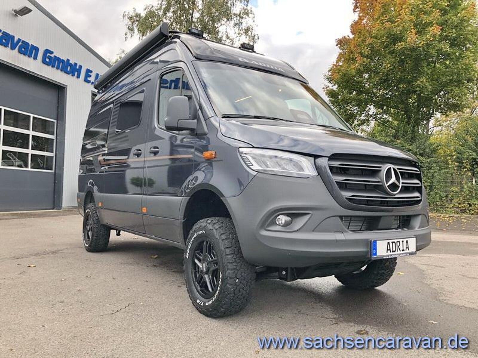 * **Modell 2025**\\* **Motor / Chassis:** Mercedes Sprinter 419 CDI\\* **Leistung:** 141 kW / 190 PS\\* **Getriebe:** Automatik\\* **zul. Gesamtgewicht:** 4100 kg\\* **Bett(en):** Doppelbett\\* **Sitzgruppe:** Seitensitzgruppe\\* **Polster:** Leder Edw...