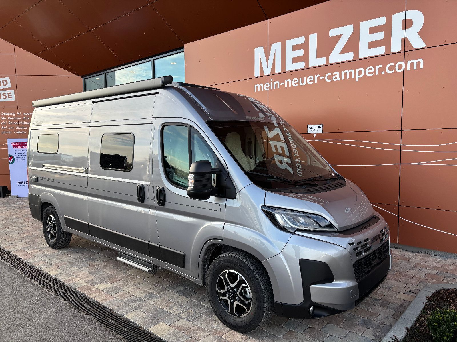 \\**Hymer Grand Canyon - Fiat 103kW/140PS Automatik 2.2 l 3,5t light**\\\\----\\**Ausstattung: **\\* Ausstattungslinie Plus (90 l Kraftstofftank, Elektrische Parkbremse, Tempomat, Vorrüstung DAB Radio, Automatische Klimaanlage mit Pollenfilter, Lenkrad...