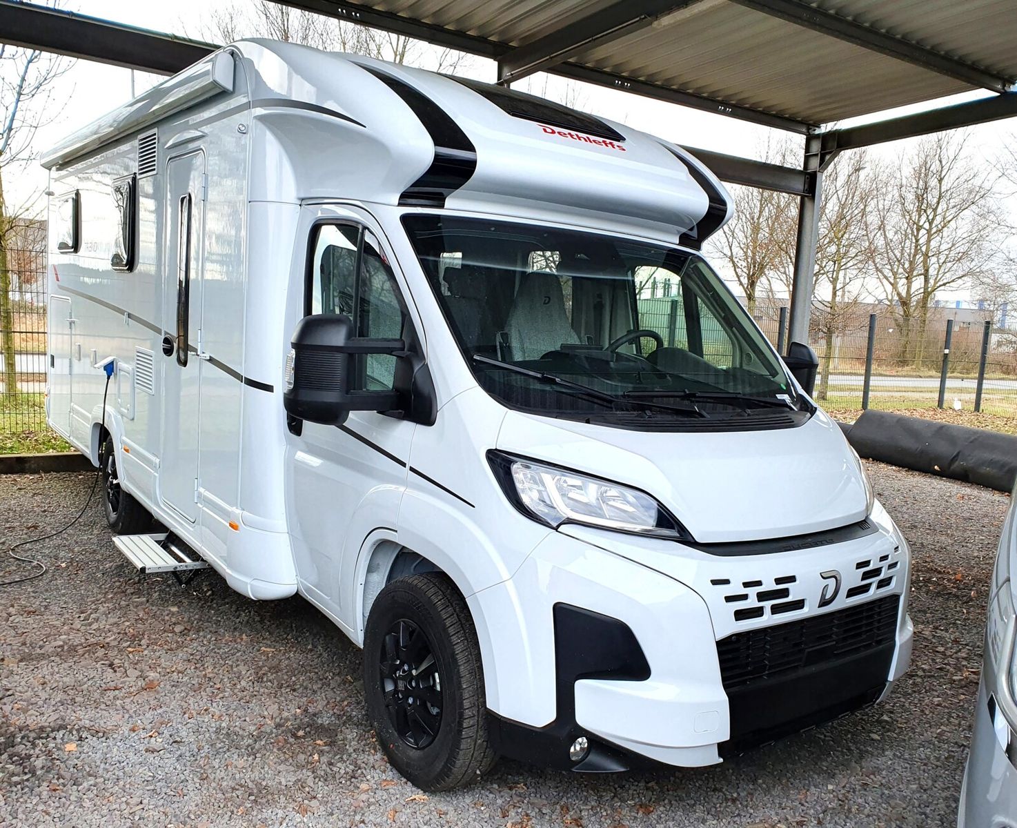 * **Modell 2025**\\* **Motor / Chassis:** Fiat Ducato 2,2 l\\* **Leistung:** 103 kW / 140 PS\\* **Getriebe:** Schaltgetriebe\\* **zul. Gesamtgewicht:** 3499 kg\\* **Bett(en):** Hubbett, Einzelbetten\\* **Sitzgruppe:** L-sitzgruppe\\* **Polster:** Saros...