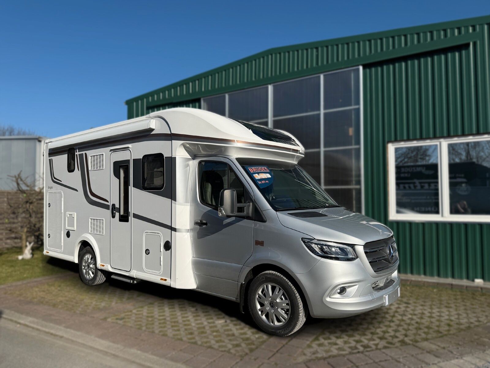 * **Modell 2026**\\* **Motor / Chassis:** Mercedes Sprinter 2L 150PS\\* **Leistung:** 110 kW / 150 PS\\* **Getriebe:** Automatik\\* **Kilometerstand:** 40 km\\* **zul. Gesamtgewicht:** 3500 kg\\* **Bett(en):** Hubbett\\* **Polster:** ELEGANCE CHIC\\* *...