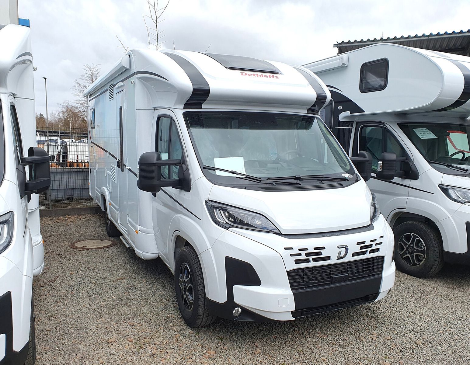 * **Modell 2025**\\* **Motor / Chassis:** Fiat Ducato 2,2 l\\* **Leistung:** 103 kW / 140 PS\\* **Getriebe:** Automatik\\* **zul. Gesamtgewicht:** 3499 kg\\* **Bett(en):** Hubbett, Einzelbetten\\* **Sitzgruppe:** L-sitzgruppe\\* **Polster:** Saros\\* *...