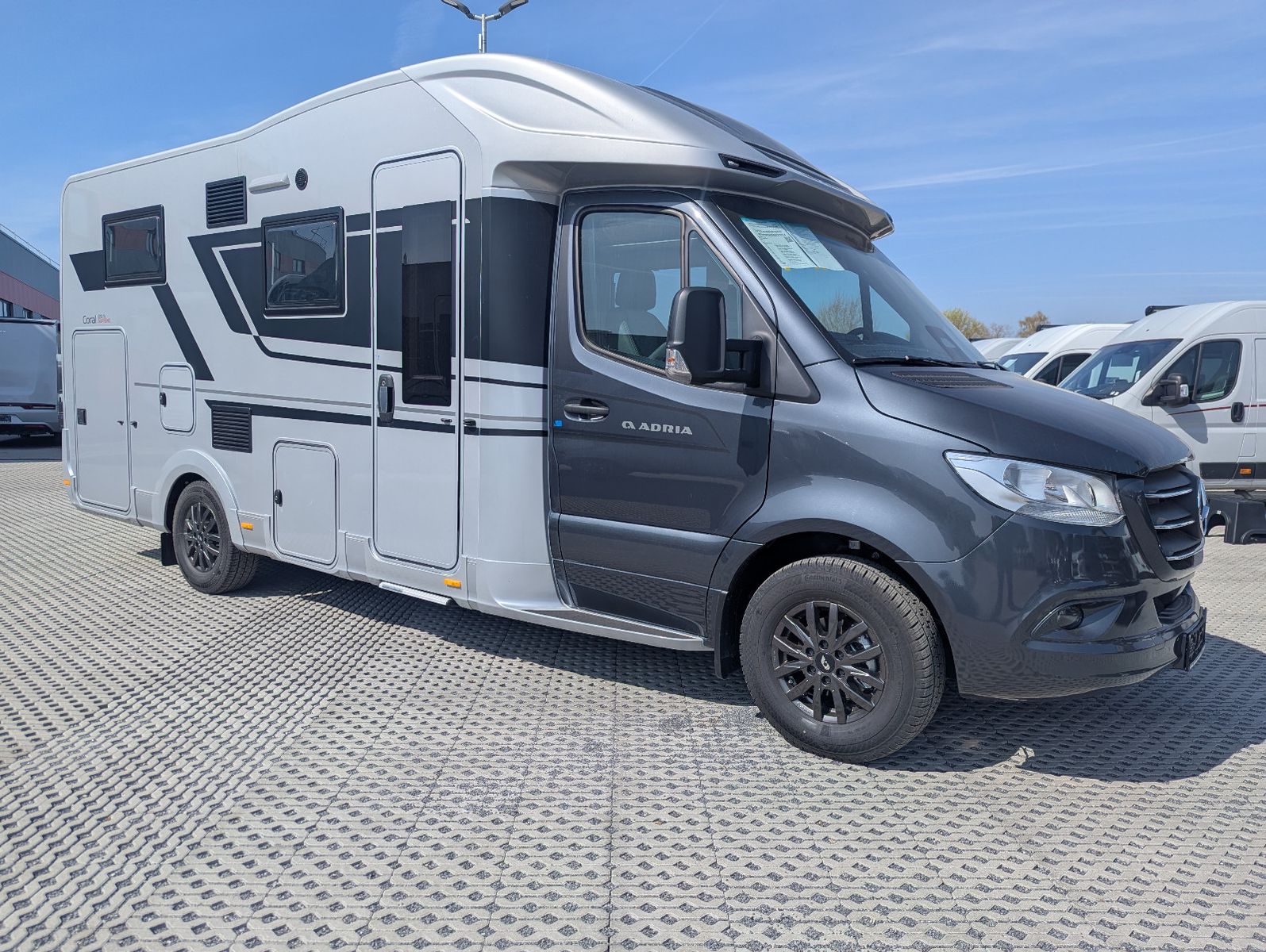 Der CORAL im Design der neuen Generation. Ein teilintegriertes Reisemobil mit dem SunRoof im exklusiven Adria Design für ein Wohnen im Atrium-Stil.\\\\Konzipiert für komfortables Reisen, mit elegantem Automobildesign und modernen, offenen Wohnräumen. O...