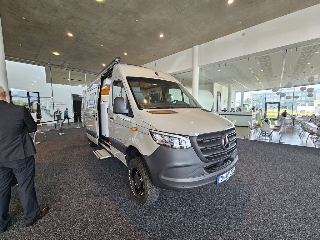 * **++++Aktionswochen++++** \\ * Ausstattungslinie Premium (Tempomat inkl. Lenkrad-Multifunktionstasten, Multifunktionslenkrad, Elektrische Parkbremse, Verstärkte Vorderachse, DAB Radio, Aktiver Spurhalte-Assistent, Aufmerksamkeits-Assistent, Wärmedämm...