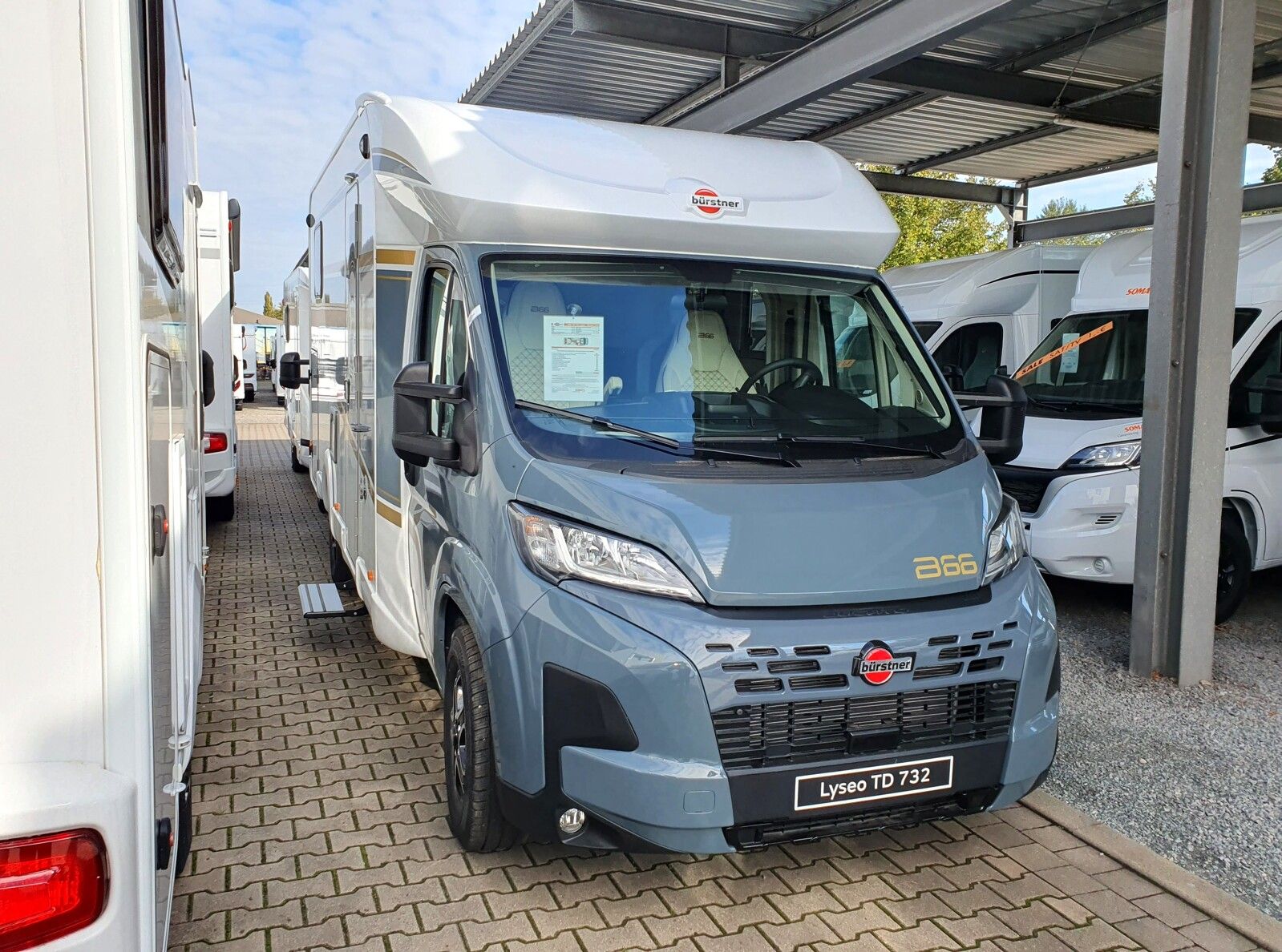 * **Modell 2026**\\* **Motor / Chassis:** Fiat Ducato 2,2l \\* **Leistung:** 103 kW / 140 PS\\* **Getriebe:** Automatik\\* **zul. Gesamtgewicht:** 3650 kg\\* **Bett(en):** Kingsizebett, Hubbett\\* **Sitzgruppe:** Mittelsitzgruppe\\* **Polster:** B66 Le...