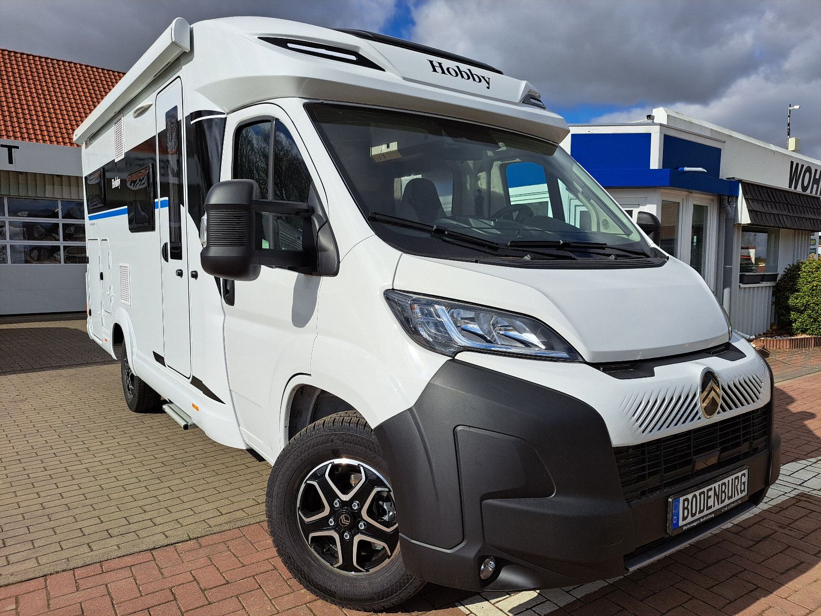 **Sonderausstattung**\\**Citroën Jump./2,2l/140PS/3,5t AUTOMATIK**\\**Ambientebeleuchtung**\\**Bedienpanel 7-Touch-BT**\\**LCD-Bedienpanel TRUMA Combi CP Plus**----**Serienausstattung**\\\\**Motorisierung:**\\2.184 ccm, 103 kW / 140 PS, Euro 6 EB\\\\*...