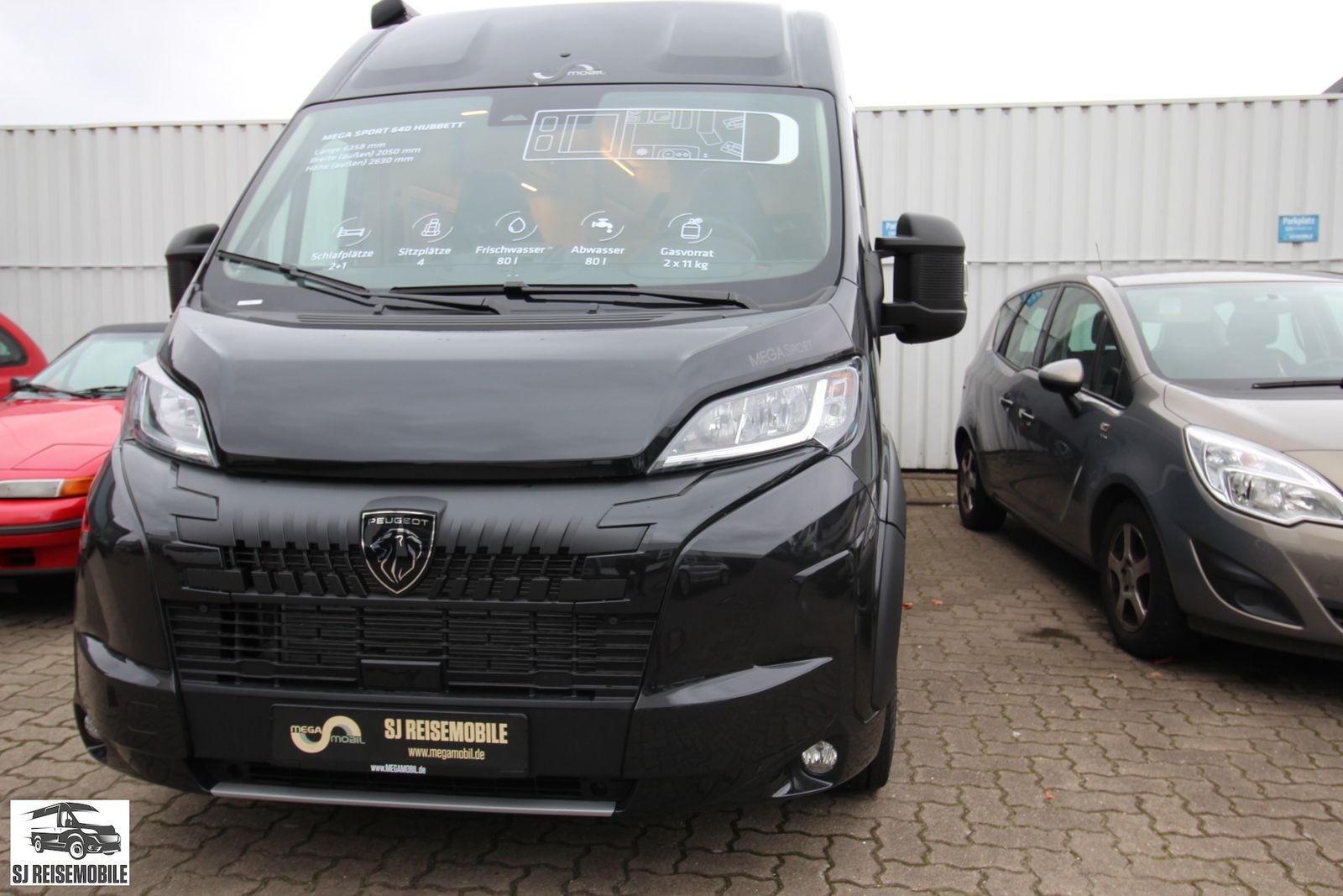 **Modelljahr:** 2026\\**Chassis:** Peugeot\\**Motor:** Diesel\\----**SONDERAUSSTATTUNG**\\* Graphitograu/Schwarz - Metallic Lackierung\\* Stoßfänger in Wagenfarbe \\* Paket Vision II \\* LOOK-Paket: - VH04: Lederlenkrad - KL11: Techno Armaturenbrett (E...