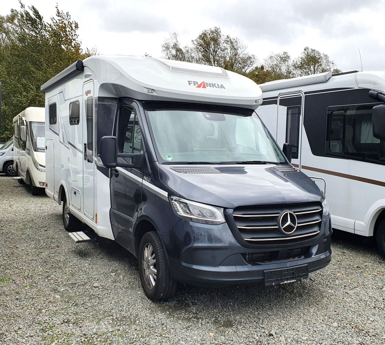 * **Motor / Chassis:** Mercedes Sprinter 2,0 l\\* **Leistung:** 125 kW / 170 PS\\* **Getriebe:** Automatik\\* **Kilometerstand:** 18500 km\\* **zul. Gesamtgewicht:** 3500 kg\\* **Bett(en):** Einzelbetten\\* **Sitzgruppe:** Mittelsitzgruppe\\* **Polster...