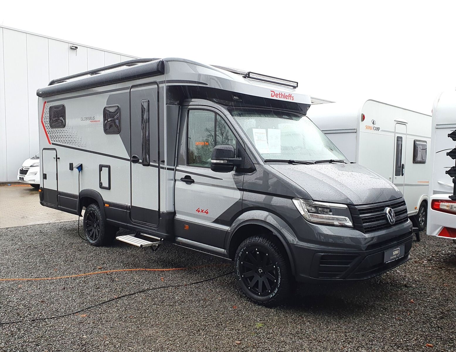 * **Modell 2026**\\* **Motor / Chassis:** VW Crafter 2,0 l TDI\\* **Leistung:** 120 kW / 163 PS\\* **Getriebe:** Automatik\\* **zul. Gesamtgewicht:** 3880 kg\\* **Bett(en):** Einzelbetten\\* **Polster:** Wohnwelt Saros\\\\\\----**SONDERAUSSTATTUNG:**\\...