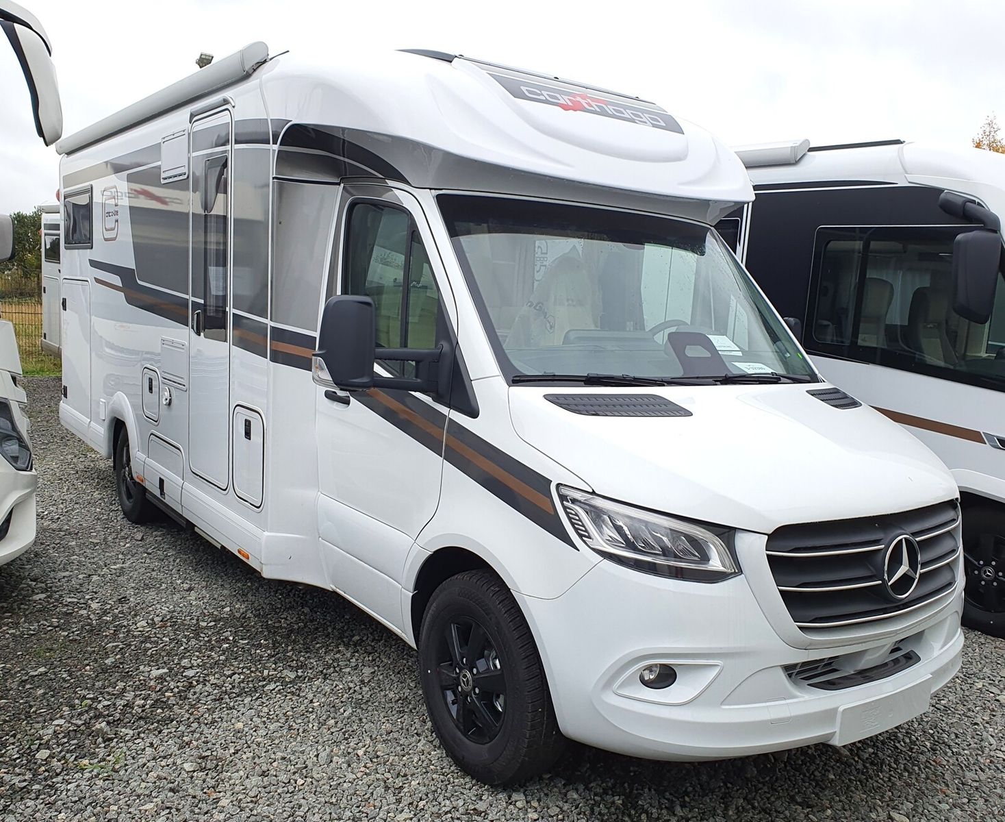 * **Modell 2025**\\* **Motor / Chassis:** Mercedes Sprinter 2,0 l 415 CDI\\* **Leistung:** 125 kW / 170 PS\\* **Getriebe:** Automatik\\* **zul. Gesamtgewicht:** 4200 kg\\* **Bett(en):** Einzelbetten\\* **Sitzgruppe:** L-sitzgruppe\\* **Polster:** Teill...