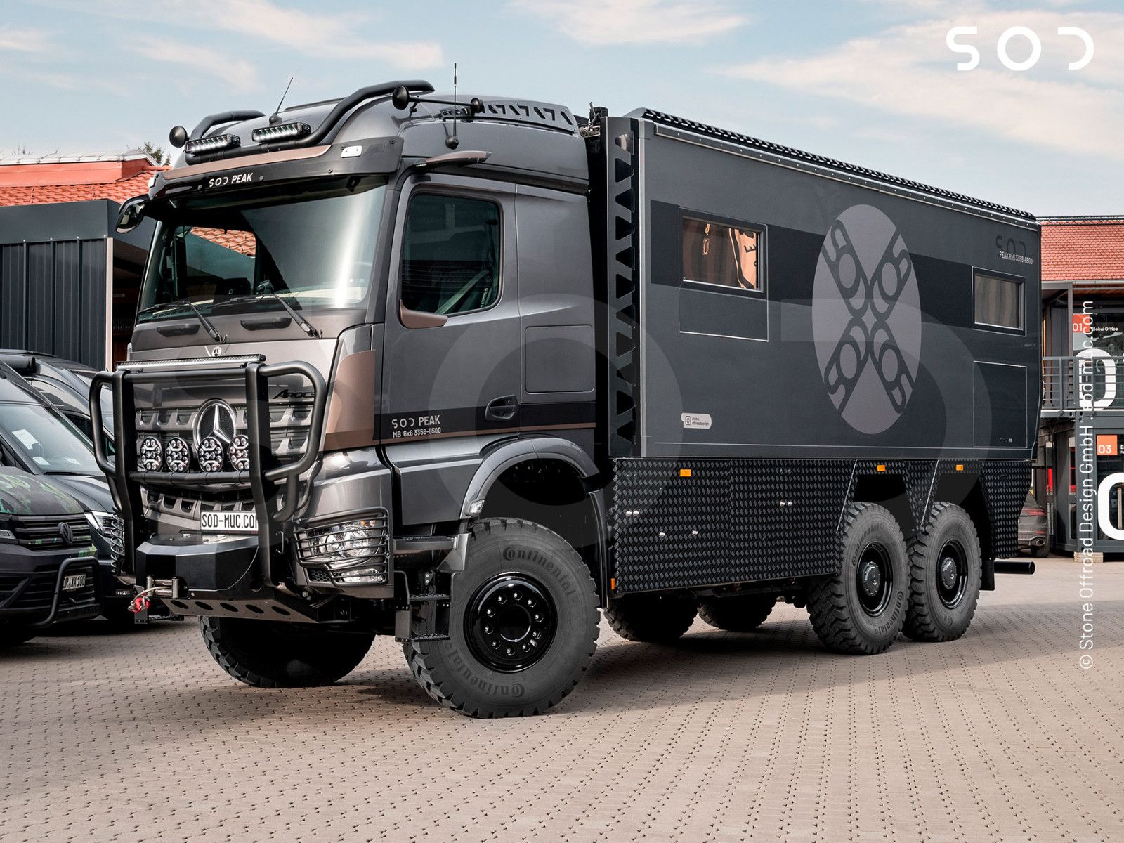 **Abbildung zeigt bereits verkauftes Kundenfahrzeug mit aufpreisfplichtiegen Sonderausstattungen! Unser SOD PEAK 6x6 3358-6500.**\\\\\\Er basiert auf dem Mercedes-Benz Arocs sowie MAN TGX und bietet alles, was ein Expeditionsfahrzeug dieser Klasse brau...