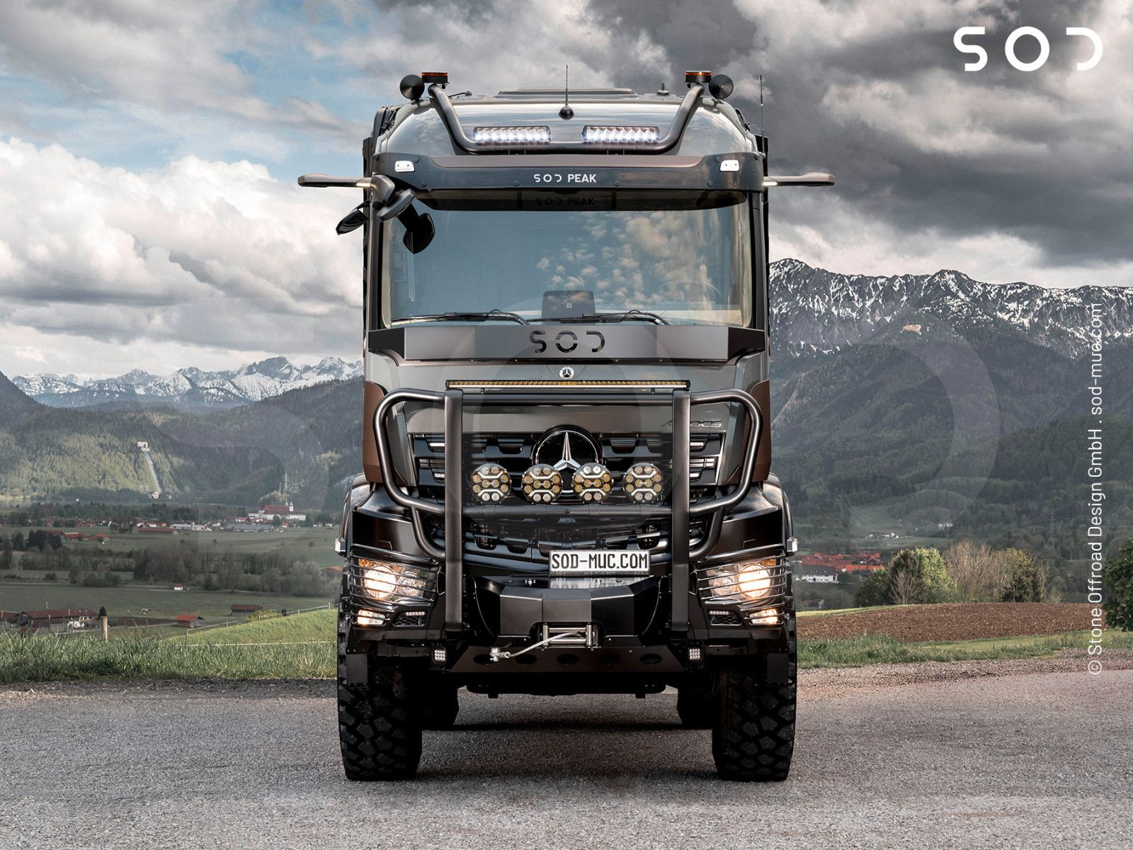 **Abbildung zeigt bereits verkauftes Kundenfahrzeug mit Aufpreisplichtigen Sonderwünschen! Unser SOD PEAK 4x4 2053-6000.**\\\\Er basiert auf dem Mercedes-Benz Arocs sowie MAN TGX und bietet alles, was ein Expeditionsfahrzeug dieser Klasse braucht - aus...